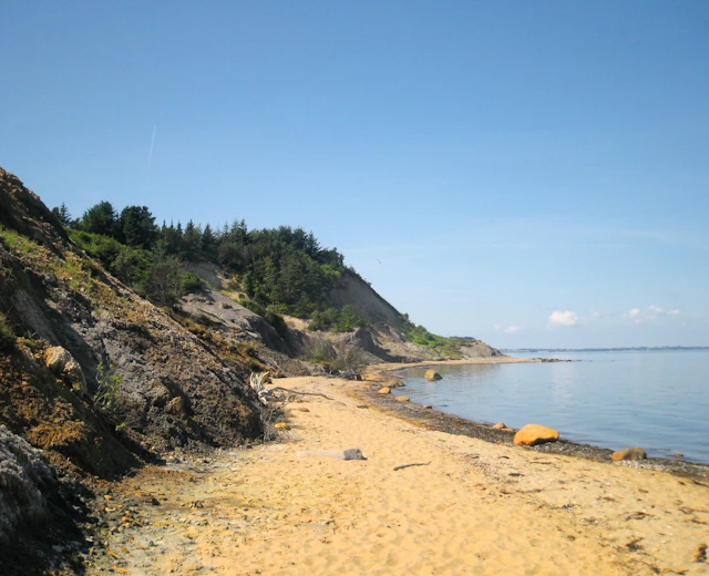 Uberørt kystlinje med markante klinter og sandstrand på Fur Ø i Limfjorden Danmark