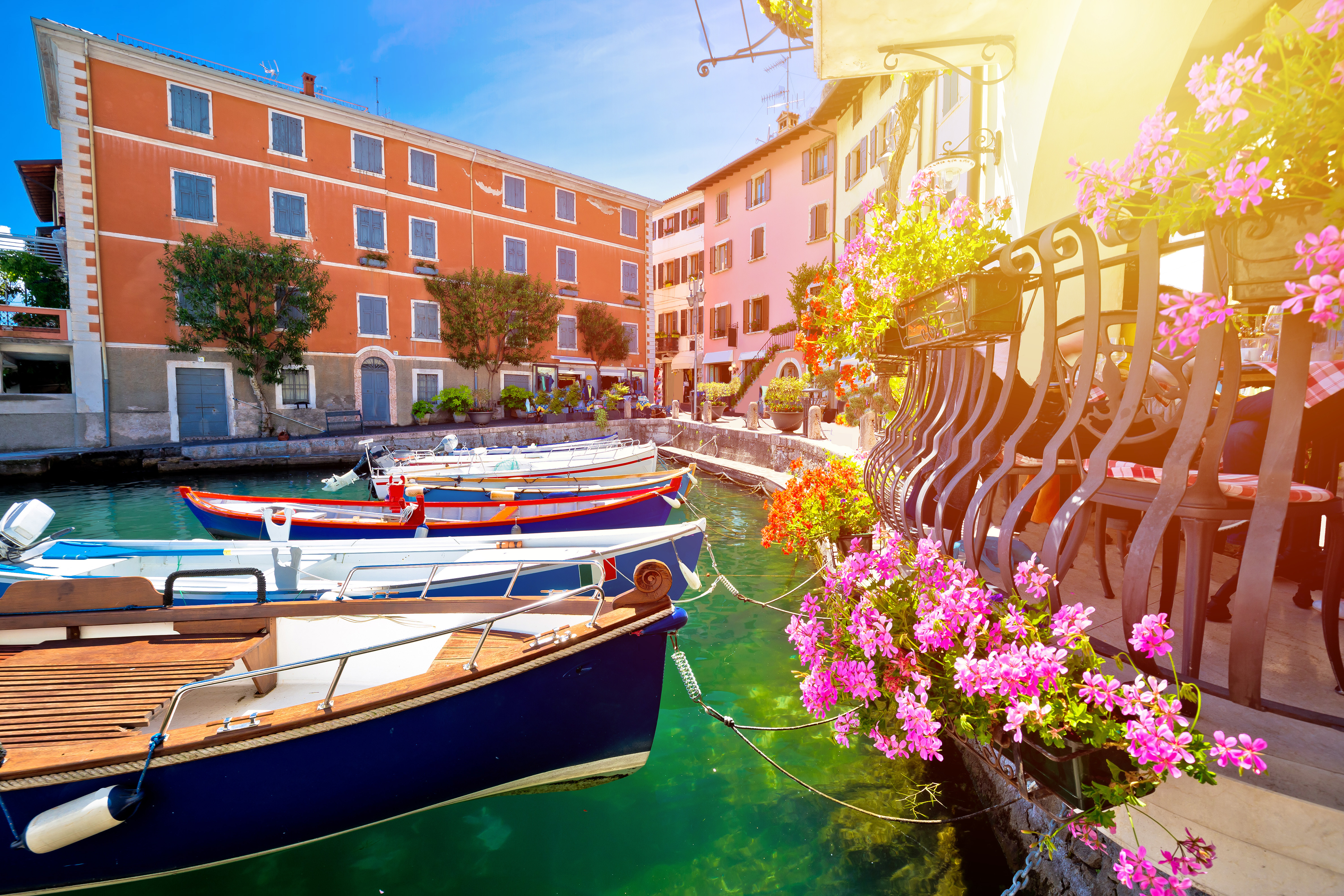 Idyllisk italiensk søby Limone sul Garda med traditionelle både og historiske huse