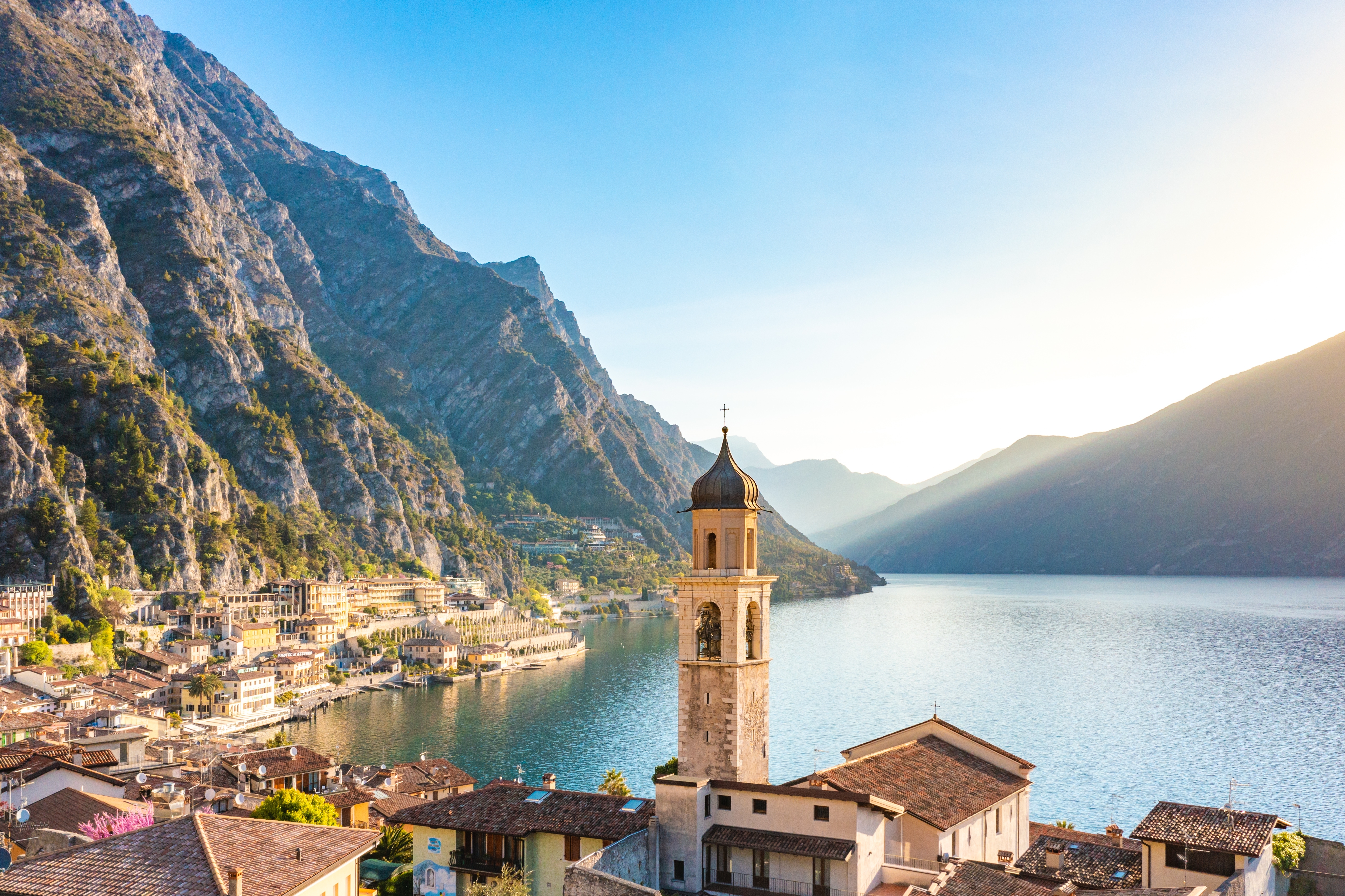 Charmerende italiensk søby Limone sul Garda med traditionel arkitektur