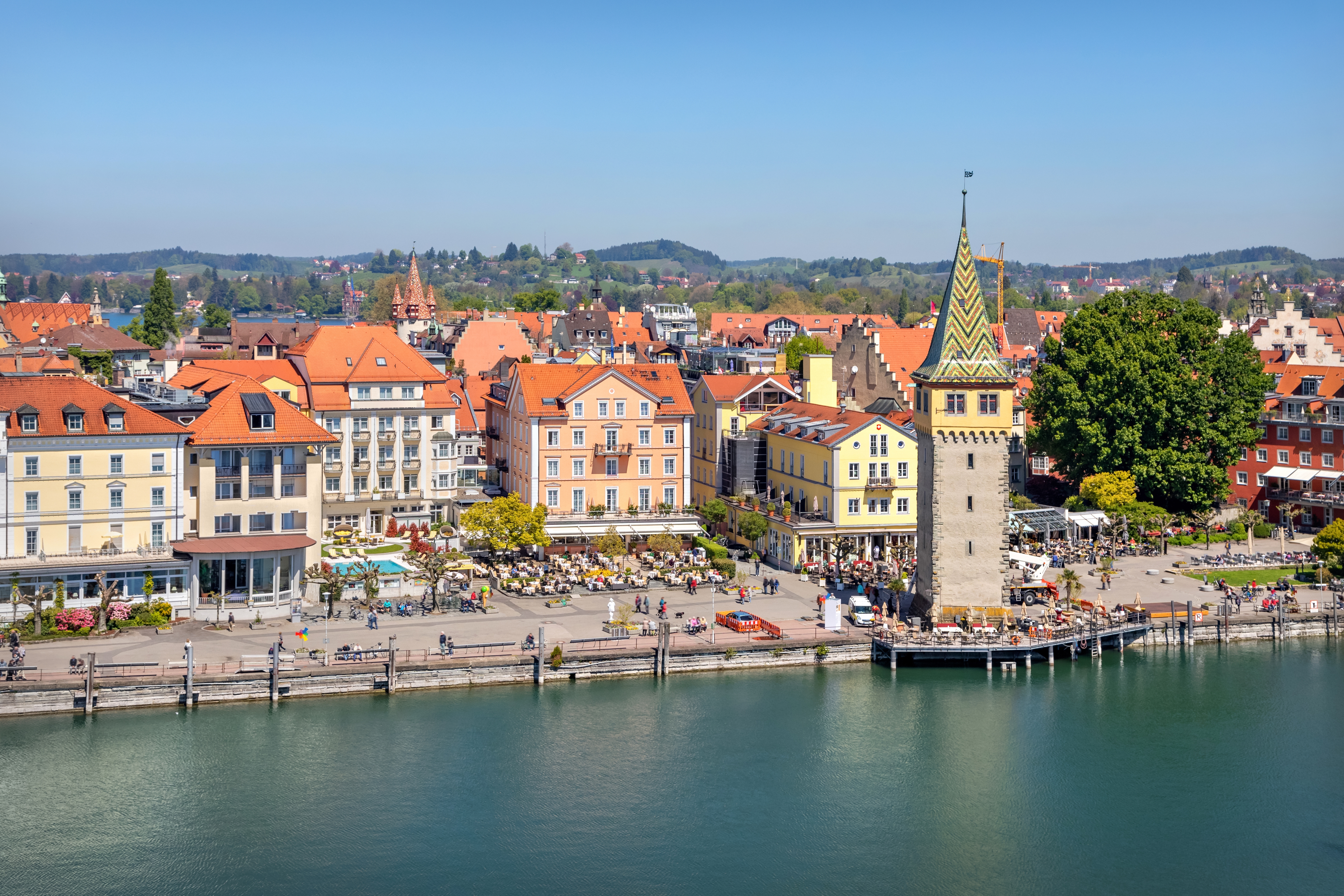 Lindaus pittoreske havnefront med det historiske Mangturm tårn og farverige bygninger ved bredden af Bodensee i Sydtyskland