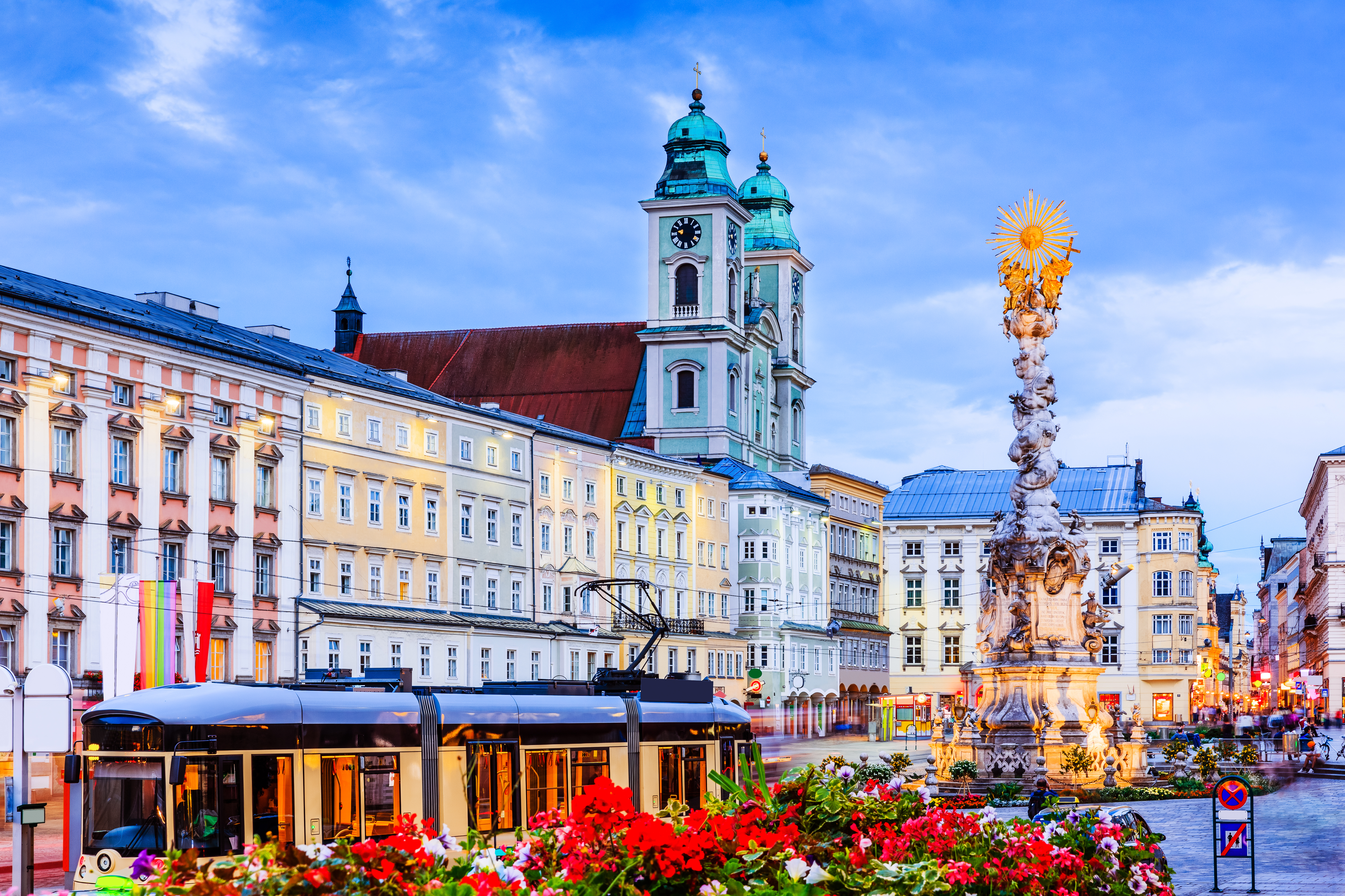 Linz hovedplads i Østrig med majestætisk katedral og blomsterpynt i aftenlys