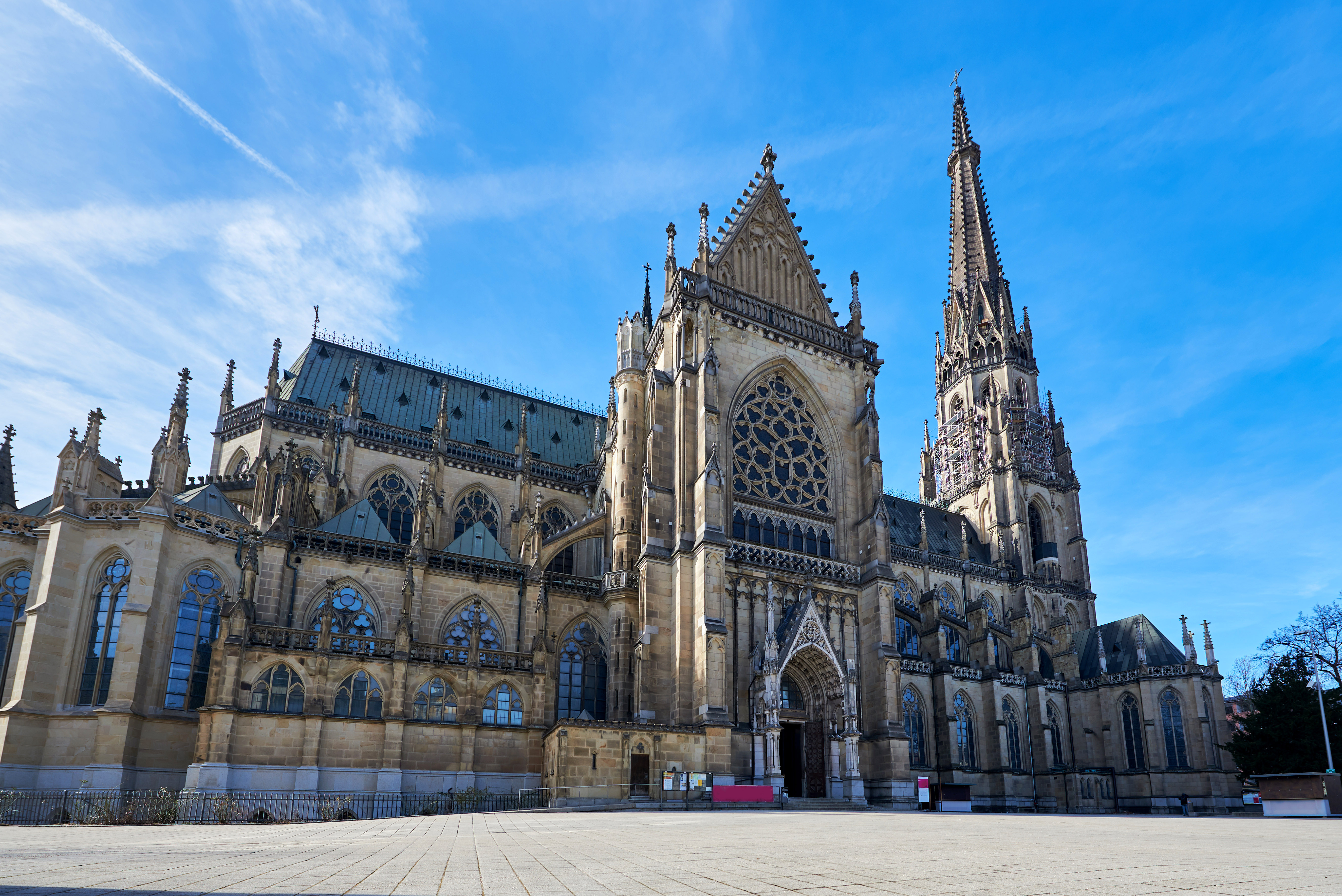 Linz Nye Domkirke i Østrig – en smuk romersk-katolsk katedral med gotiske detaljer og høje spir