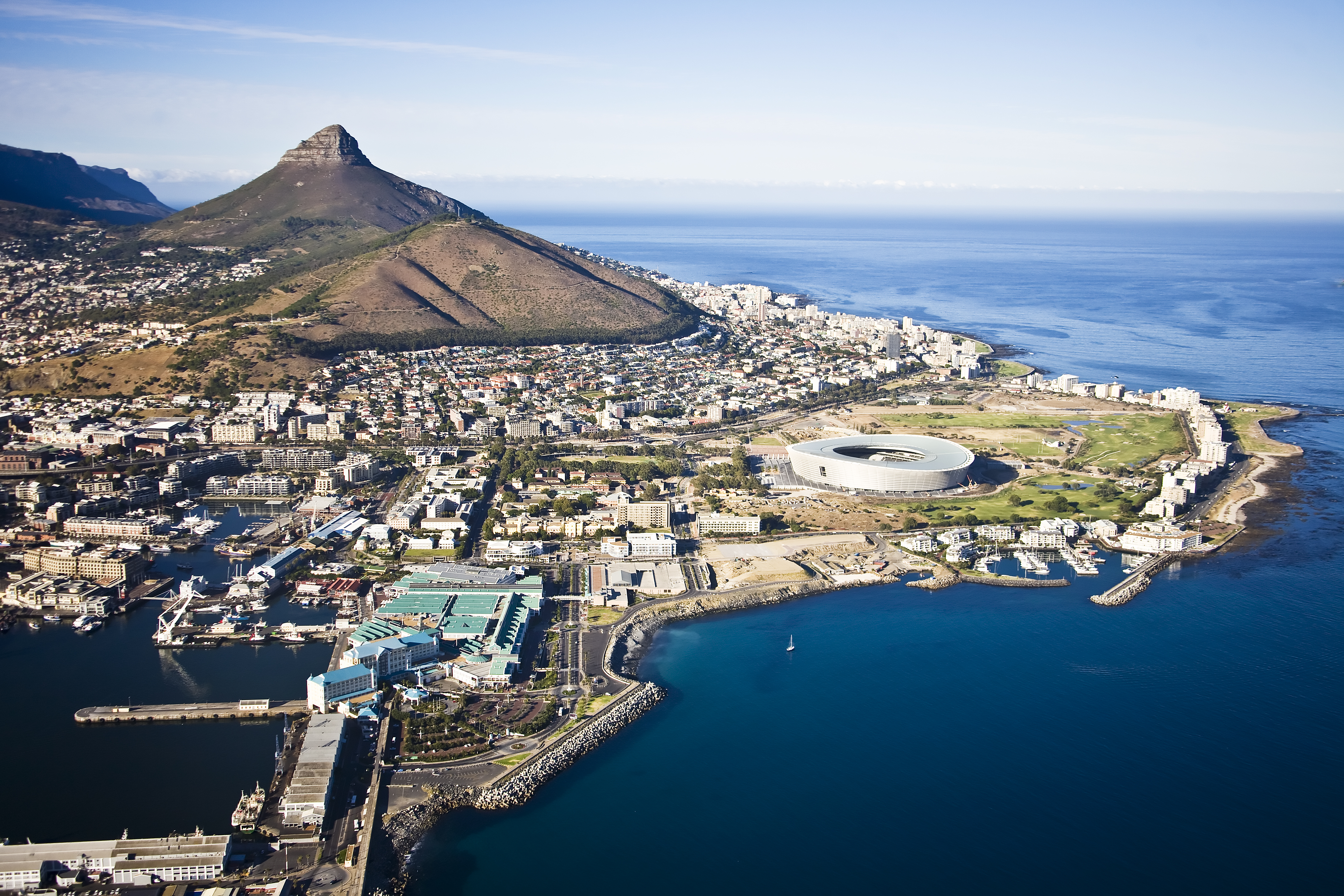 Fantastisk luftudsigt over Cape Town med Lions Head, V&A Waterfront og de turkisblå farvande ved Atlanterhavet