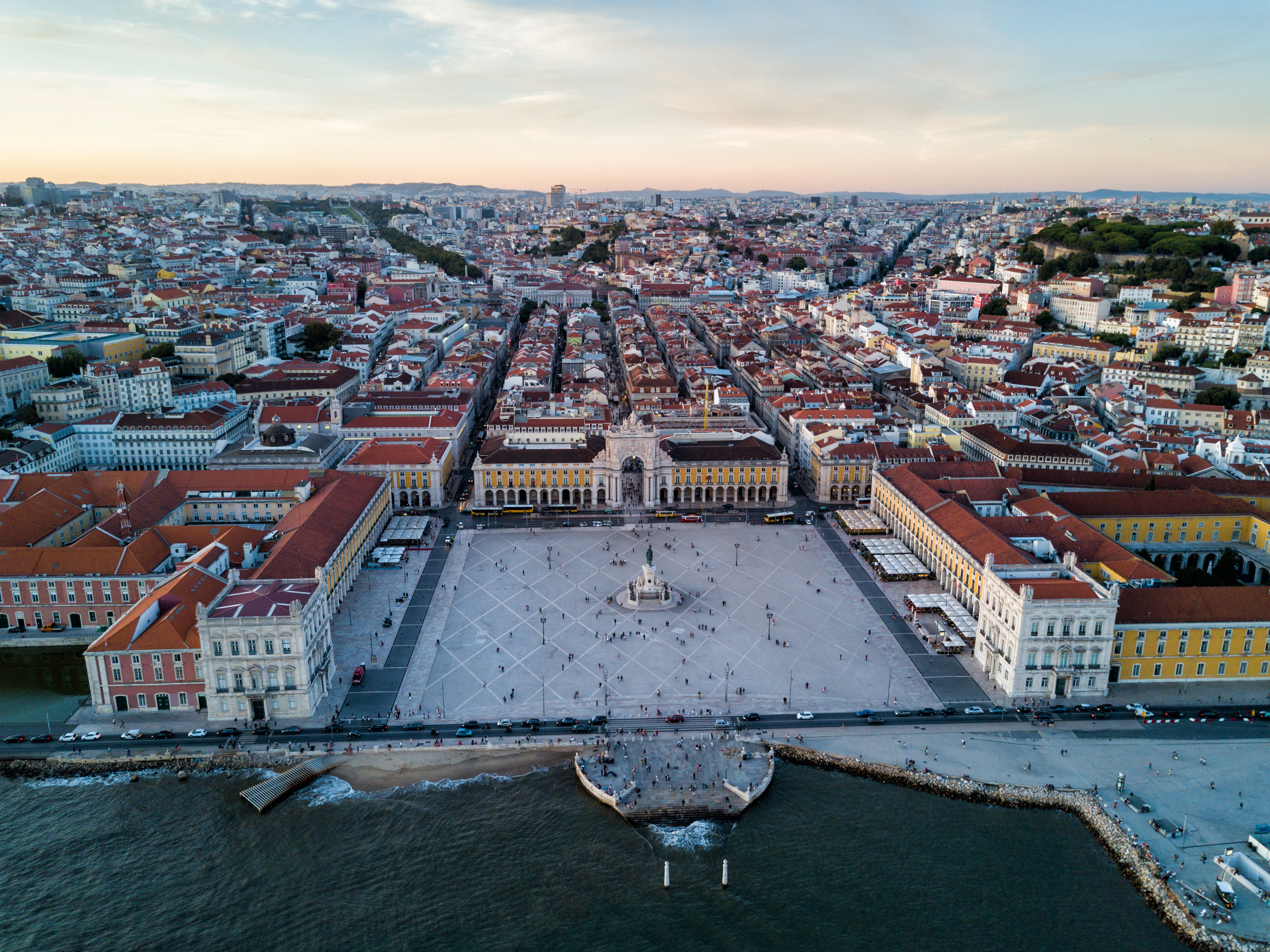 Drone foto af Lissabons historiske centrum med Commerce Square og Tejo floden