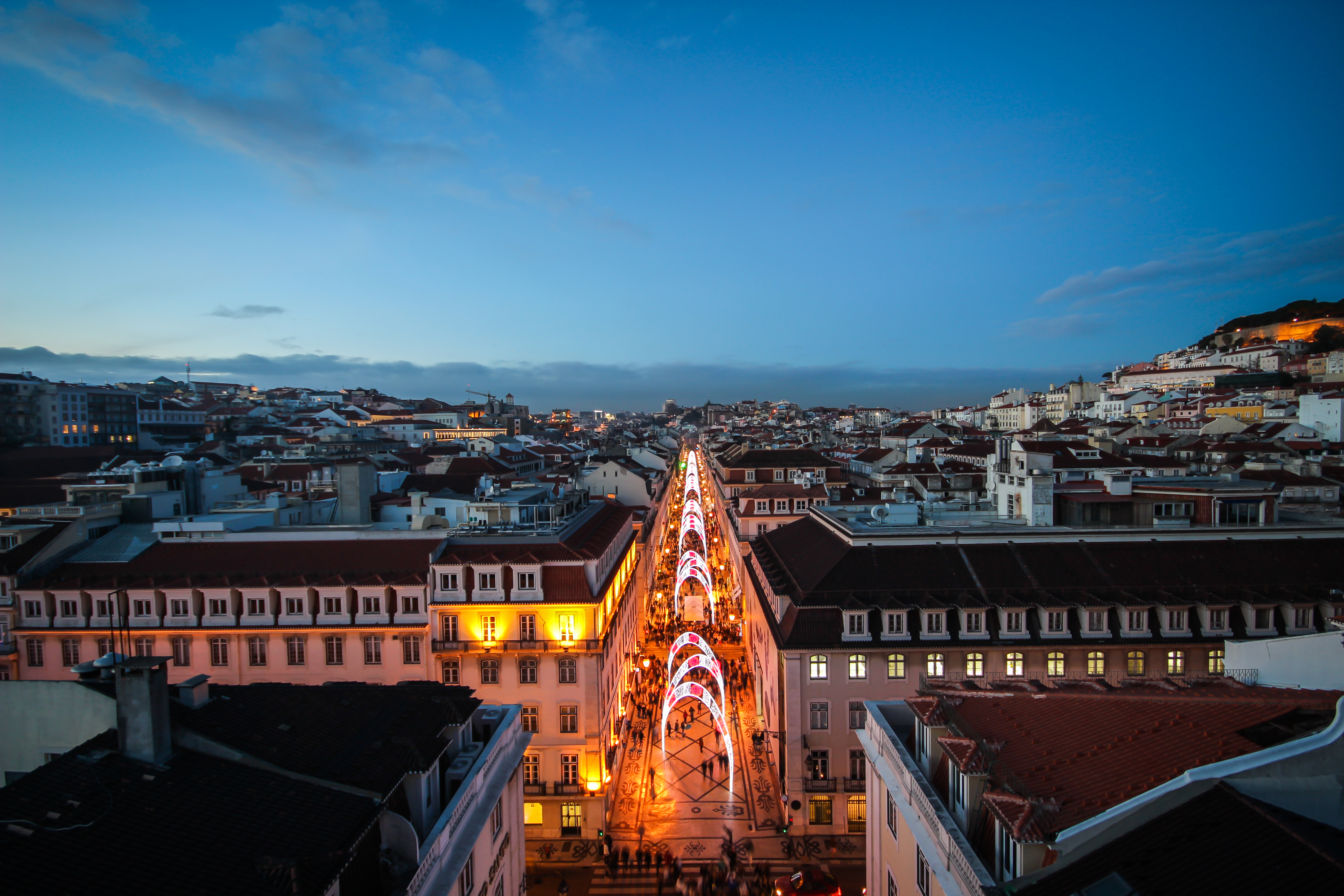 Historisk Santa Justa Elevator i Lissabon Portugal oplyst i tusmørket med julepynt