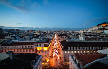Historisk Santa Justa Elevator i Lissabon Portugal oplyst i tusmørket med julepynt