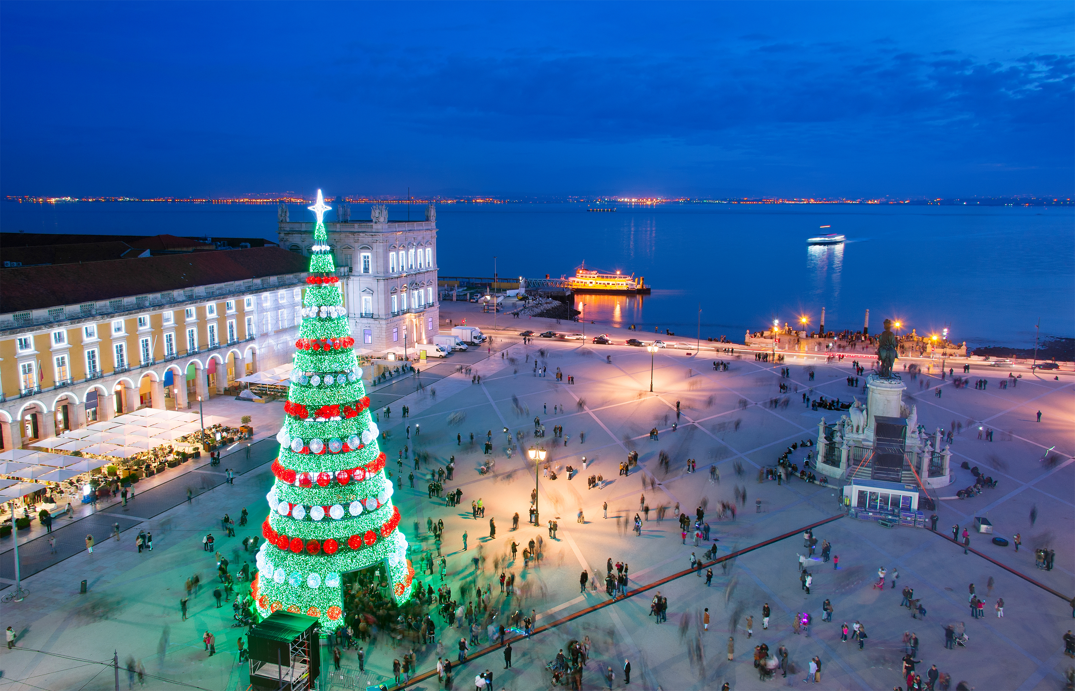 Stor juletræ på det historiske handelstorv i Lissabon Portugal