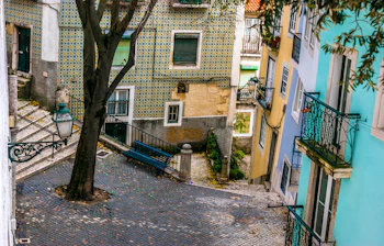 Autentisk gadevy fra Alfamas gamle bydel i Lissabon med traditionel portugisisk arkitektur