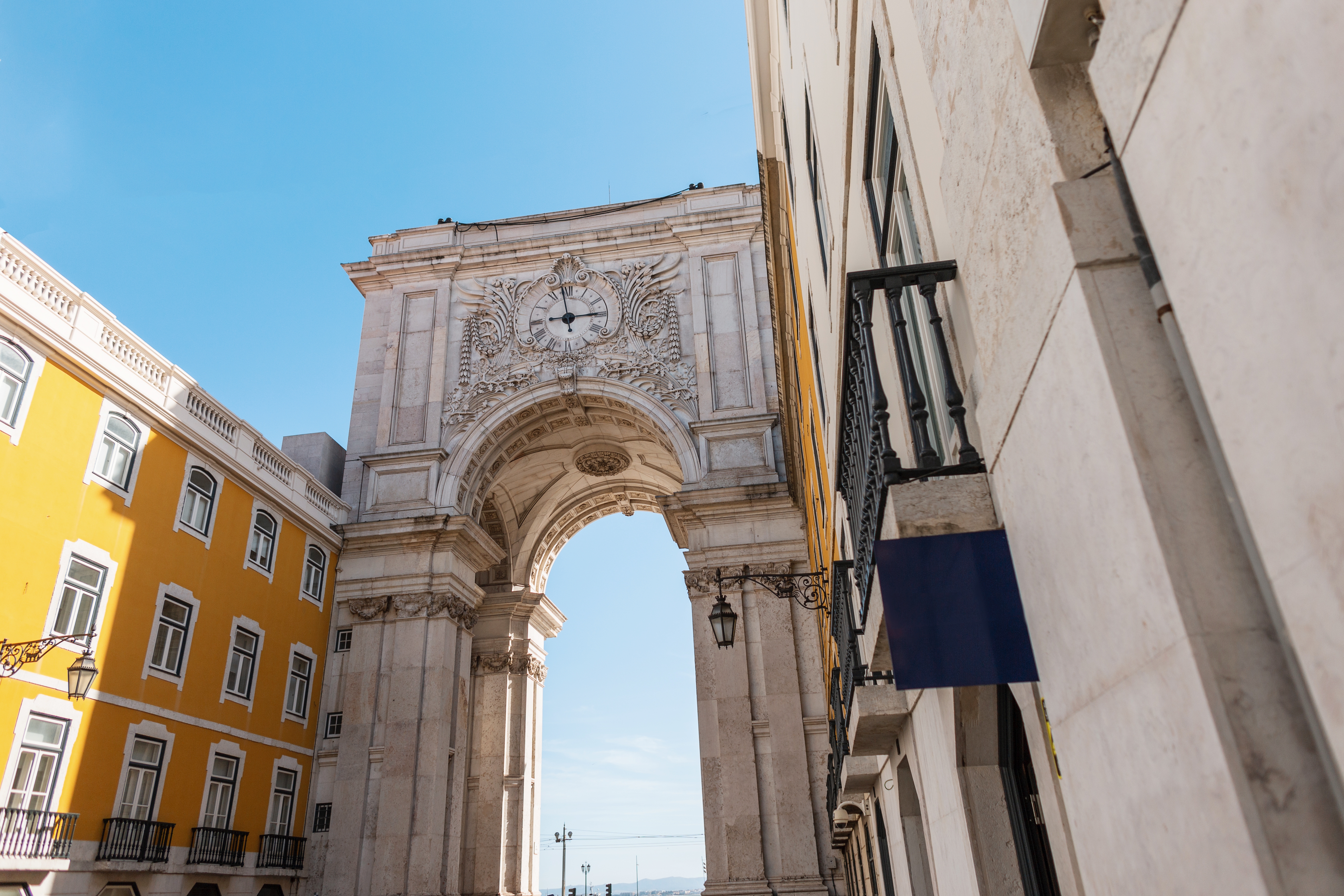Den smukke og historiske triumfbue Arco da Rua Augusta i Lissabon, Portugal, med pragtfulde udskæringer og klassisk europæisk arkitektur