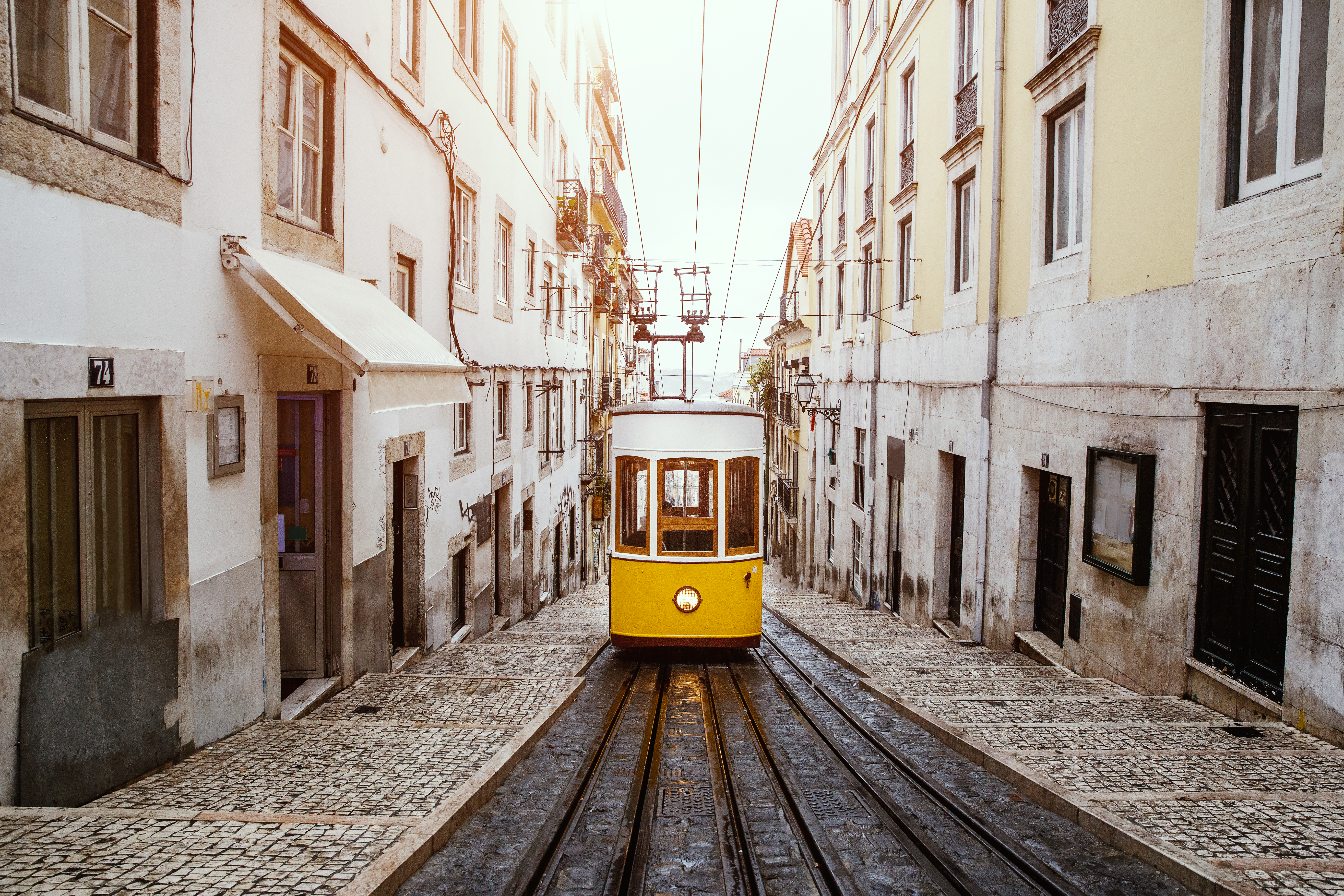 Ikonisk gul sporvogn i Lissabons historiske centrum Portugal