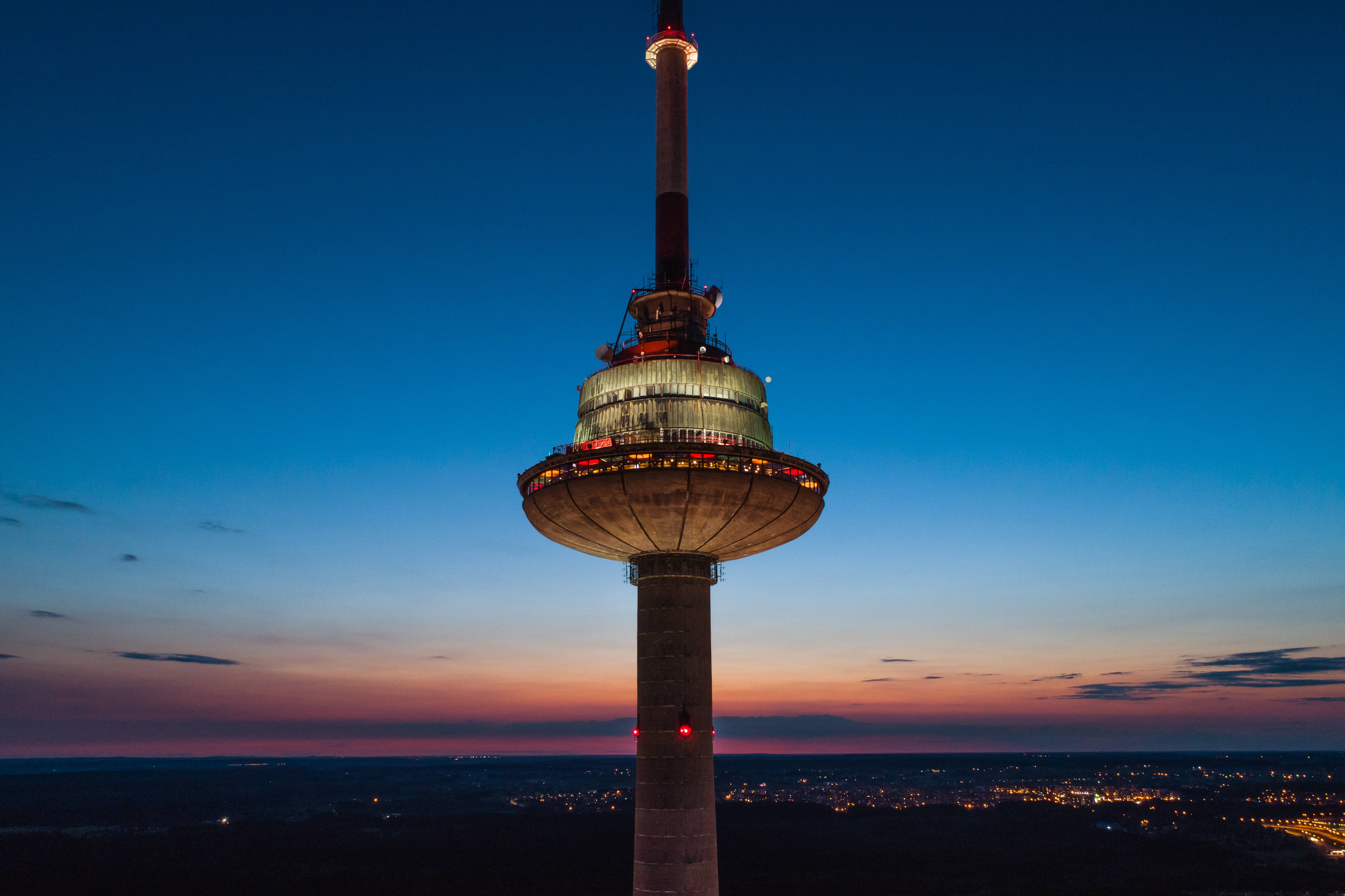 Vilnius kommunikationstårn ved solnedgang med panoramaudsigt over Litauen