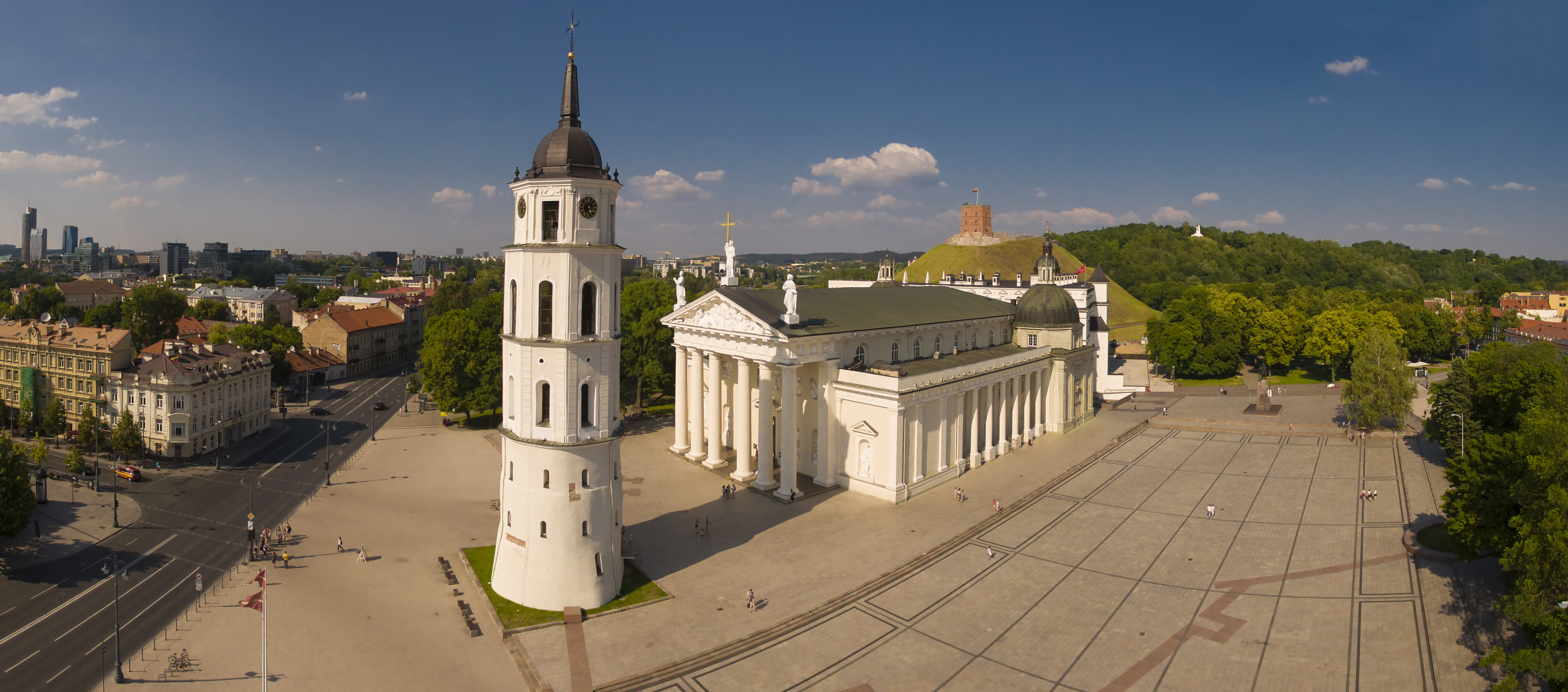 Panorama over Vilnius med den smukke katedral og klokketårn i Litauen
