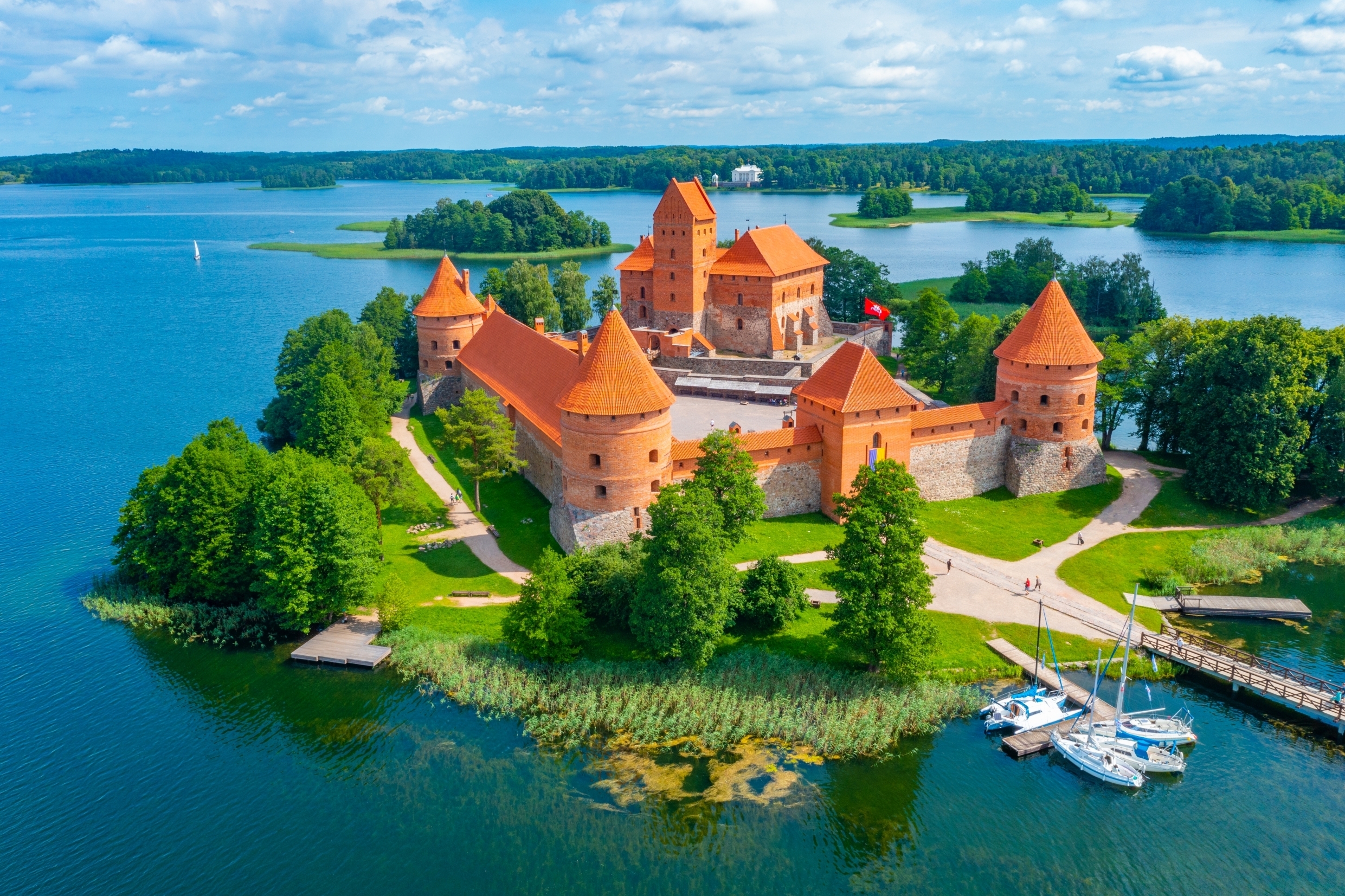 Malerisk udsigt over Trakai slot - en historisk vandborg og turistattraktion på en ø i Litauen