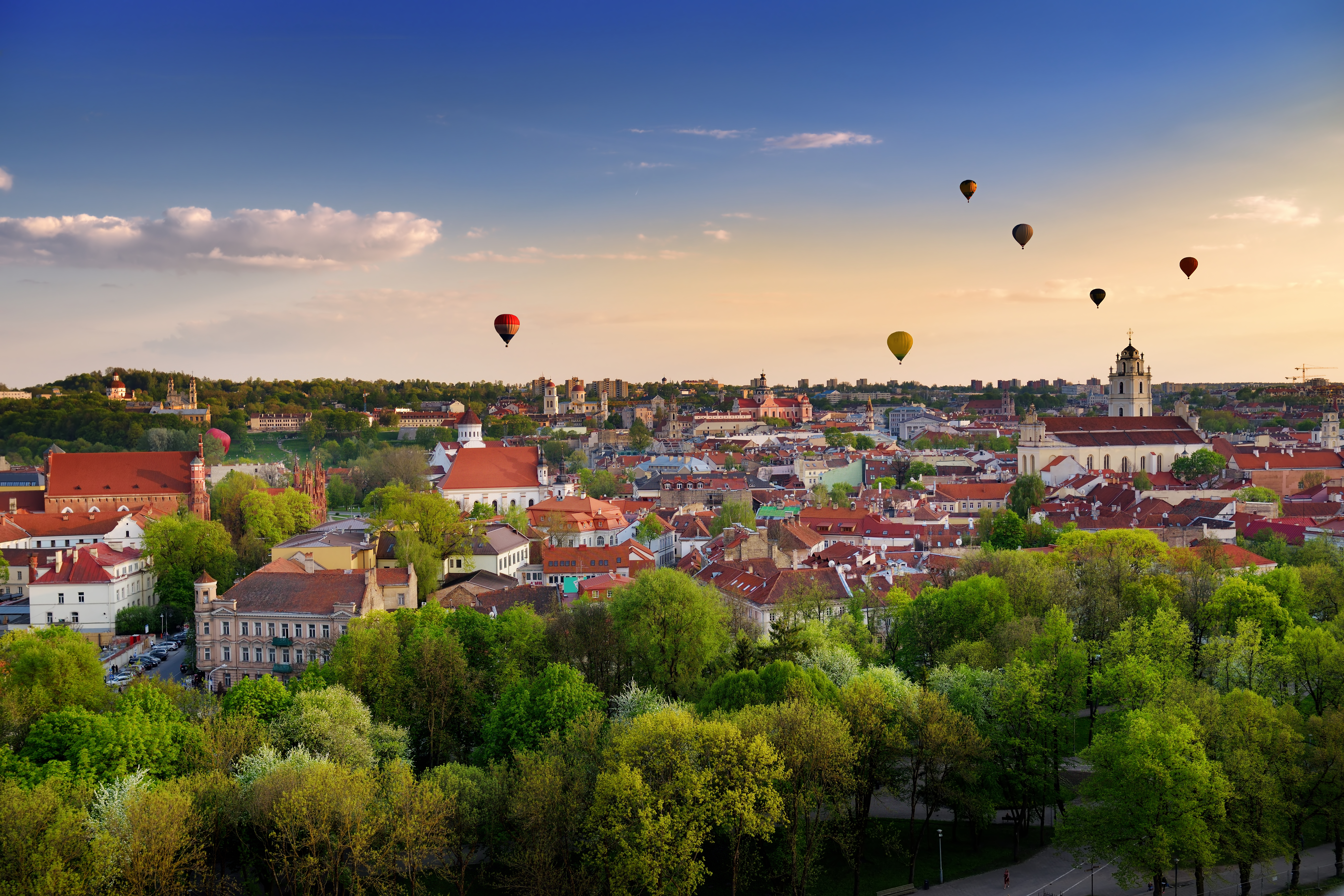 UNESCO verdensarv Vilnius set fra oven med luftballoner og smukke røde tage i aftensol