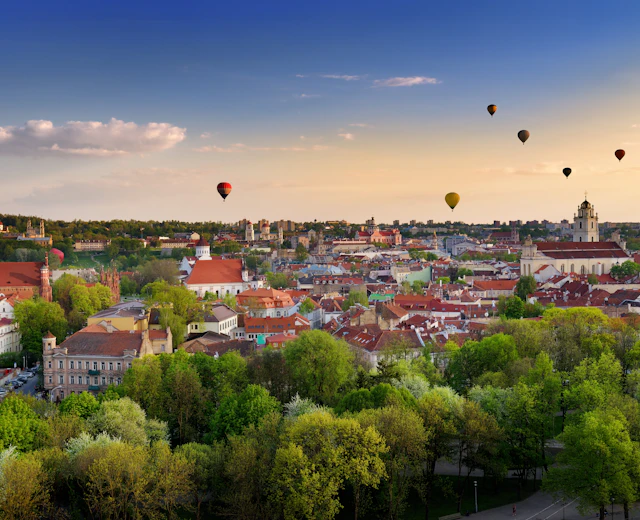 UNESCO verdensarv Vilnius set fra oven med luftballoner og smukke røde tage i aftensol