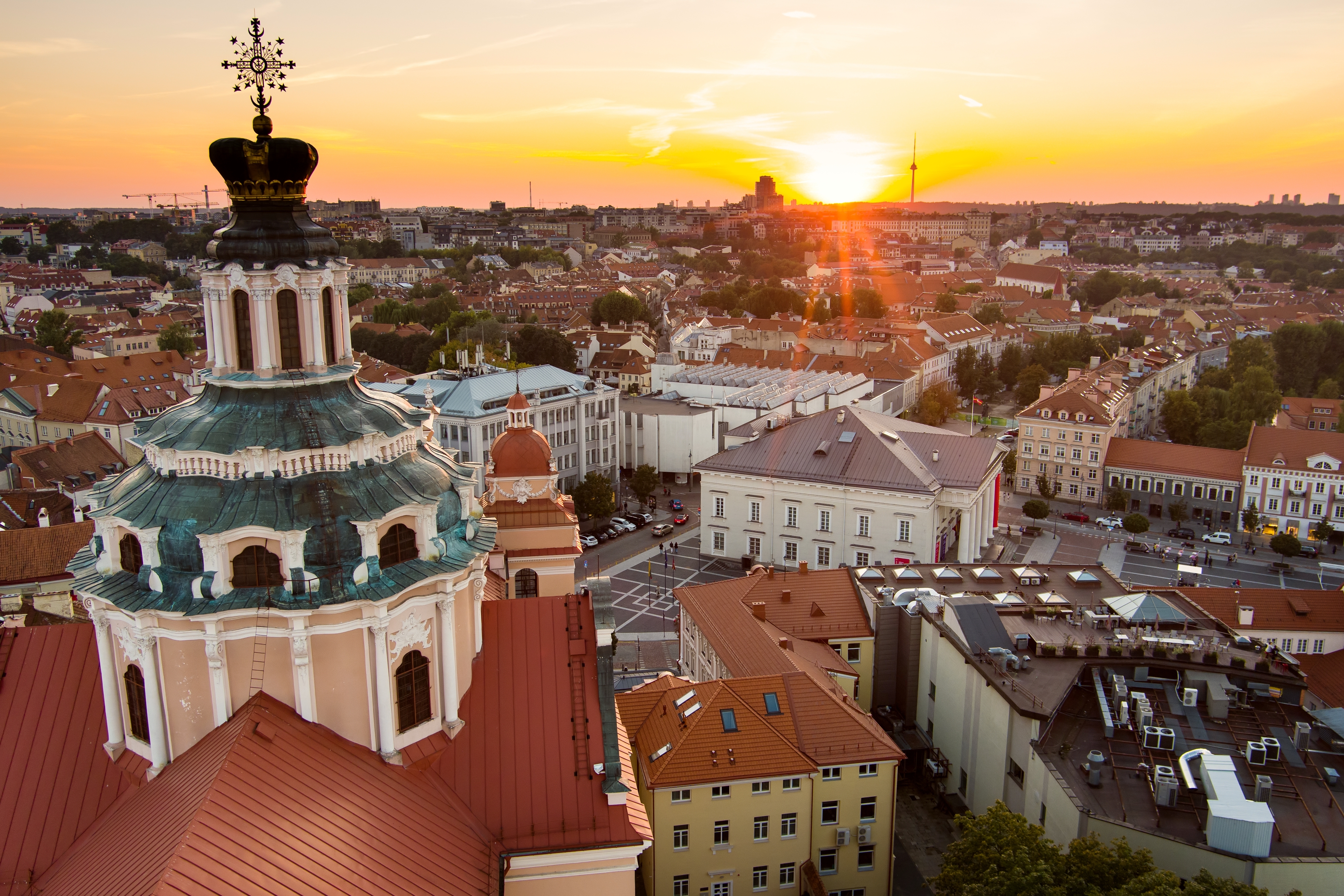 Panoramisk luftfoto af Vilnius' gamle bydel i Litauen med historiske bygninger, katedraler og UNESCO-verdensarv set på en klar sommerdag