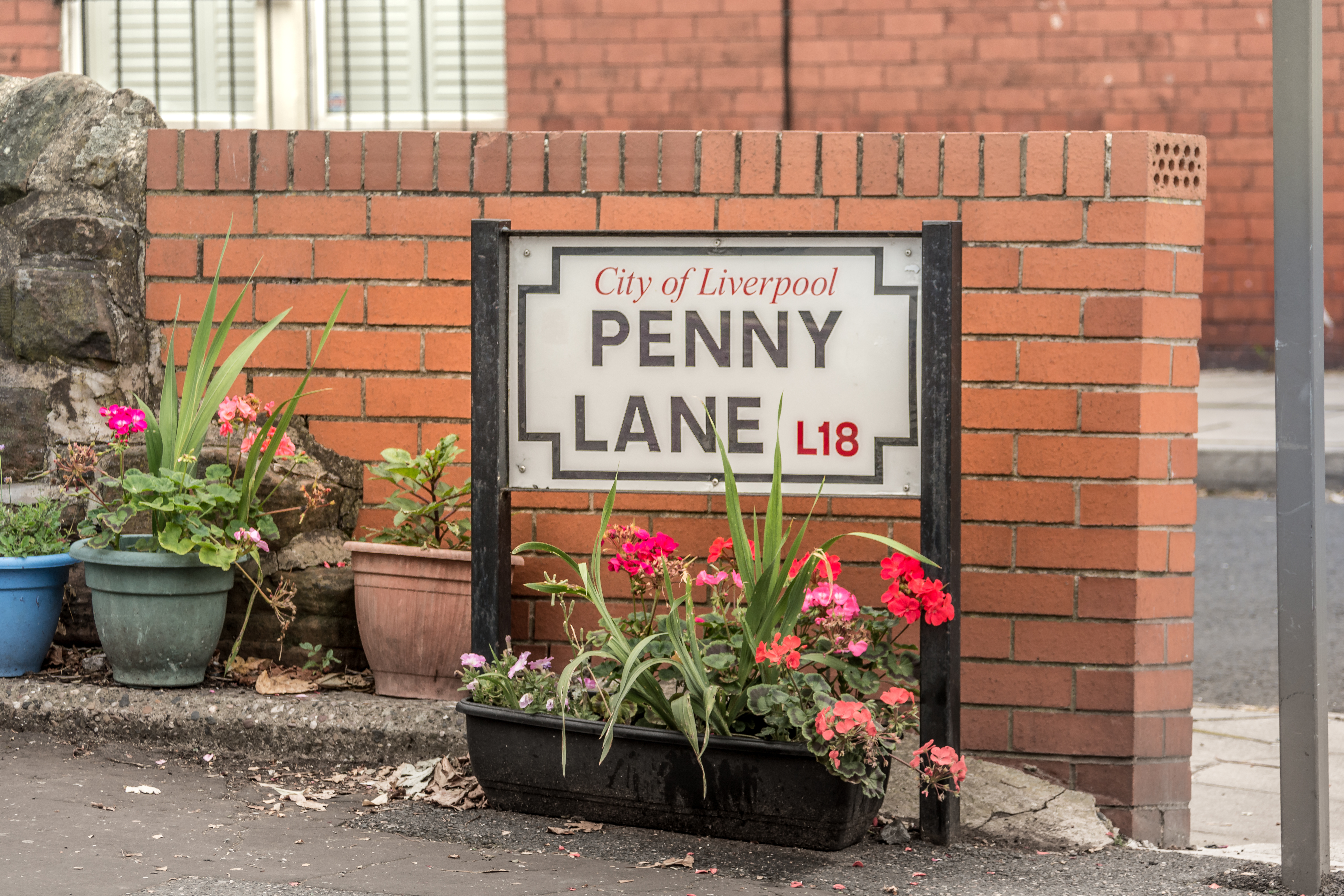 Historisk Penny Lane gadeskilt i Liverpool med dekorative blomster - Beatles berømte vartegn