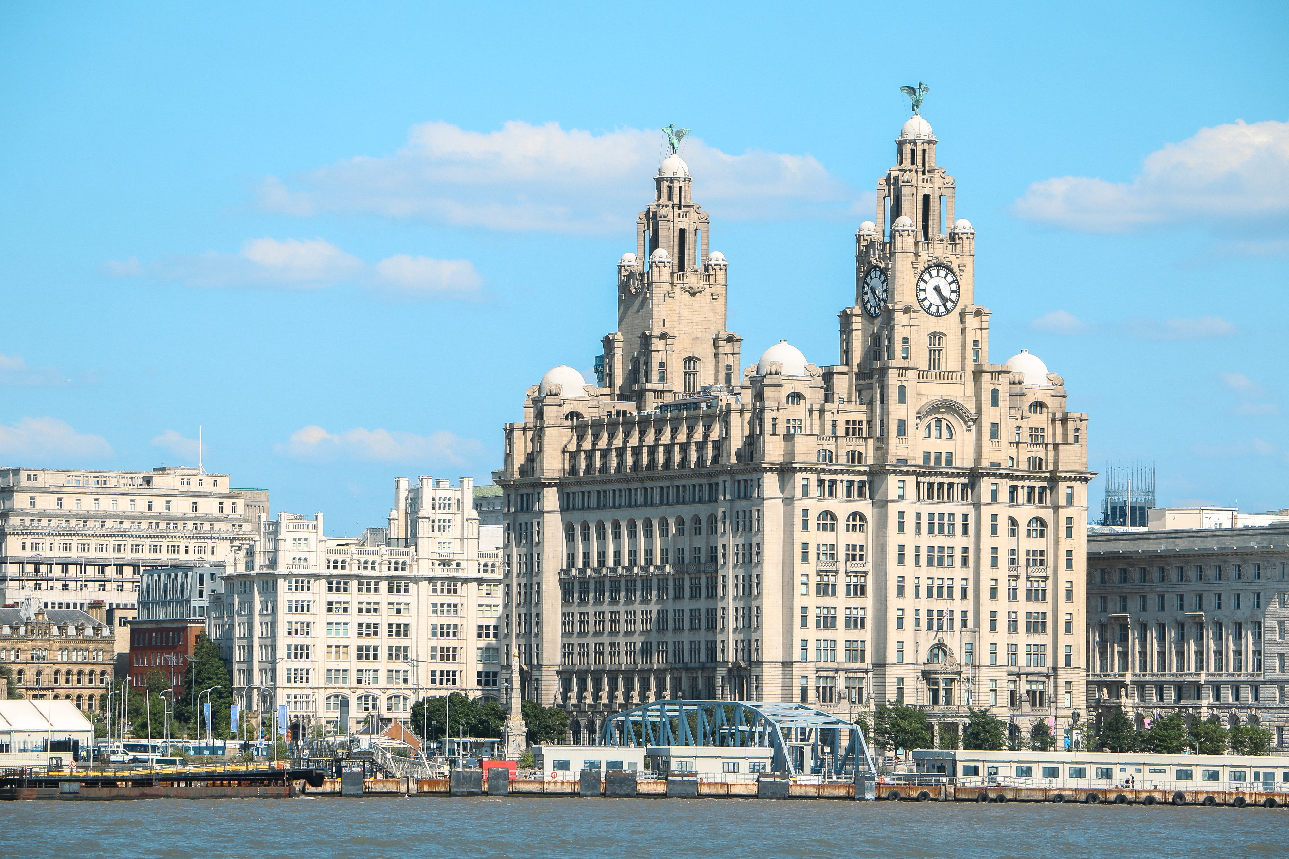 Historisk Liverpool skyline med Royal Liver Building og UNESCO verdensarv bygninger ved Mersey flodens bred