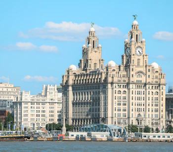 Historisk Liverpool skyline med Royal Liver Building og UNESCO verdensarv bygninger ved Mersey flodens bred