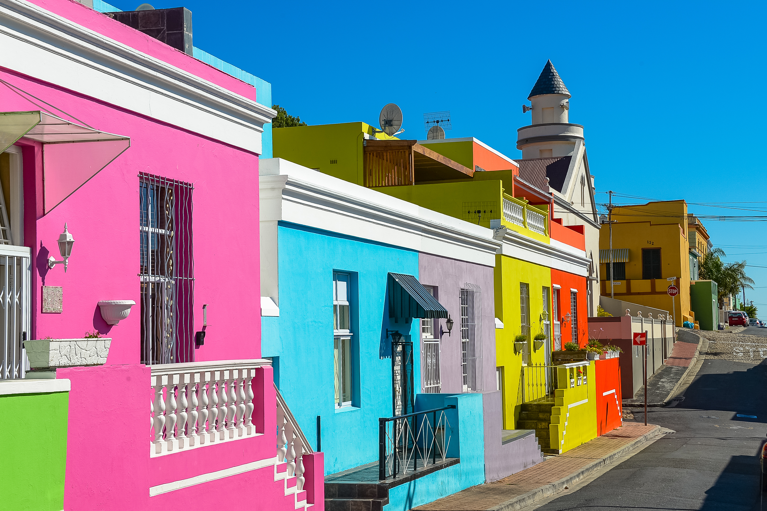 Livlige og farverige bygninger i Bo-Kaap området i Cape Town, Sydafrika - et historisk malajesisk kvarter med karakteristisk arkitektur og kulturel betydning