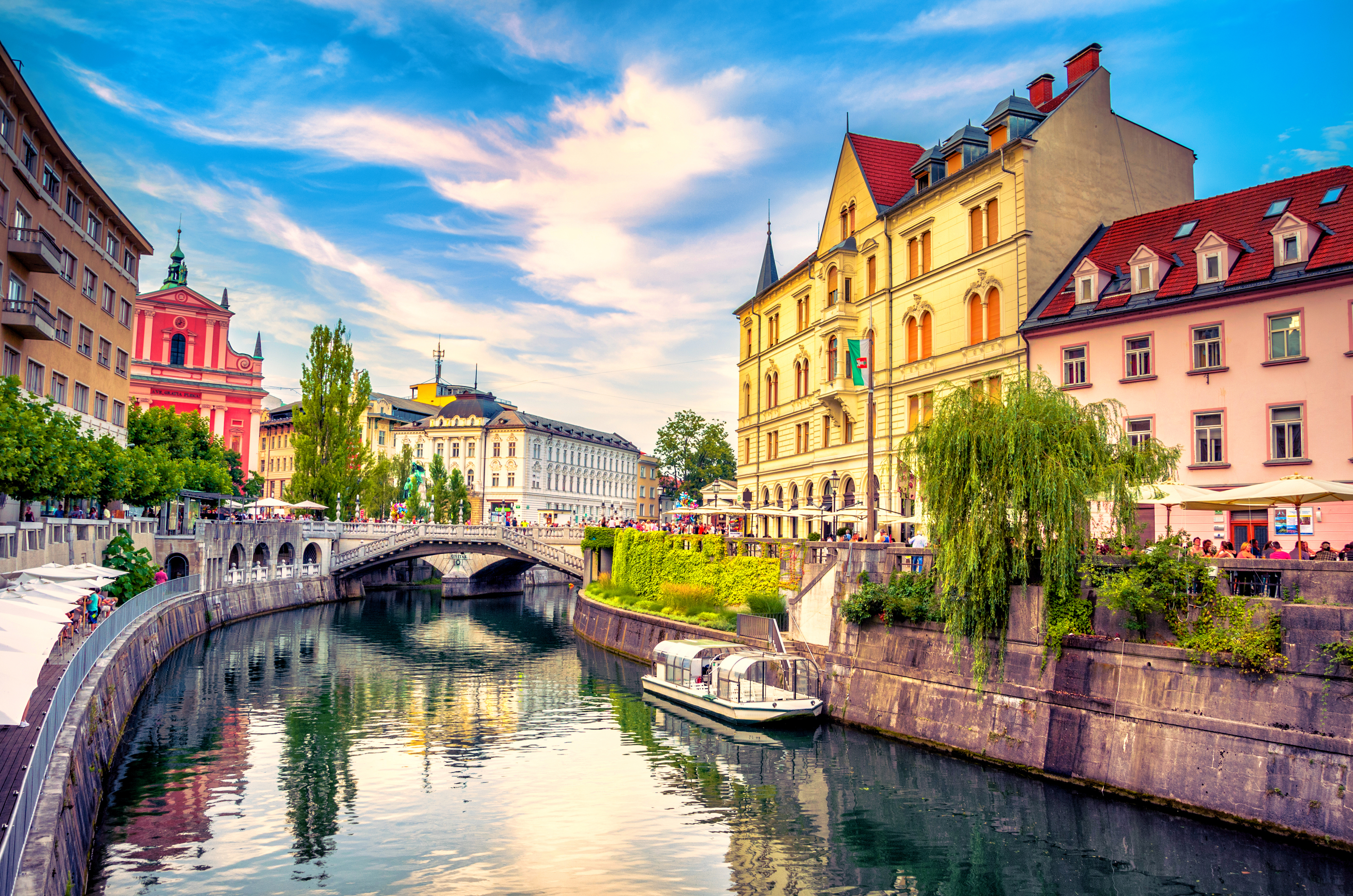 Ljubljana gamle bydel med barokke bygninger og romantiske kanaler i Slovenien