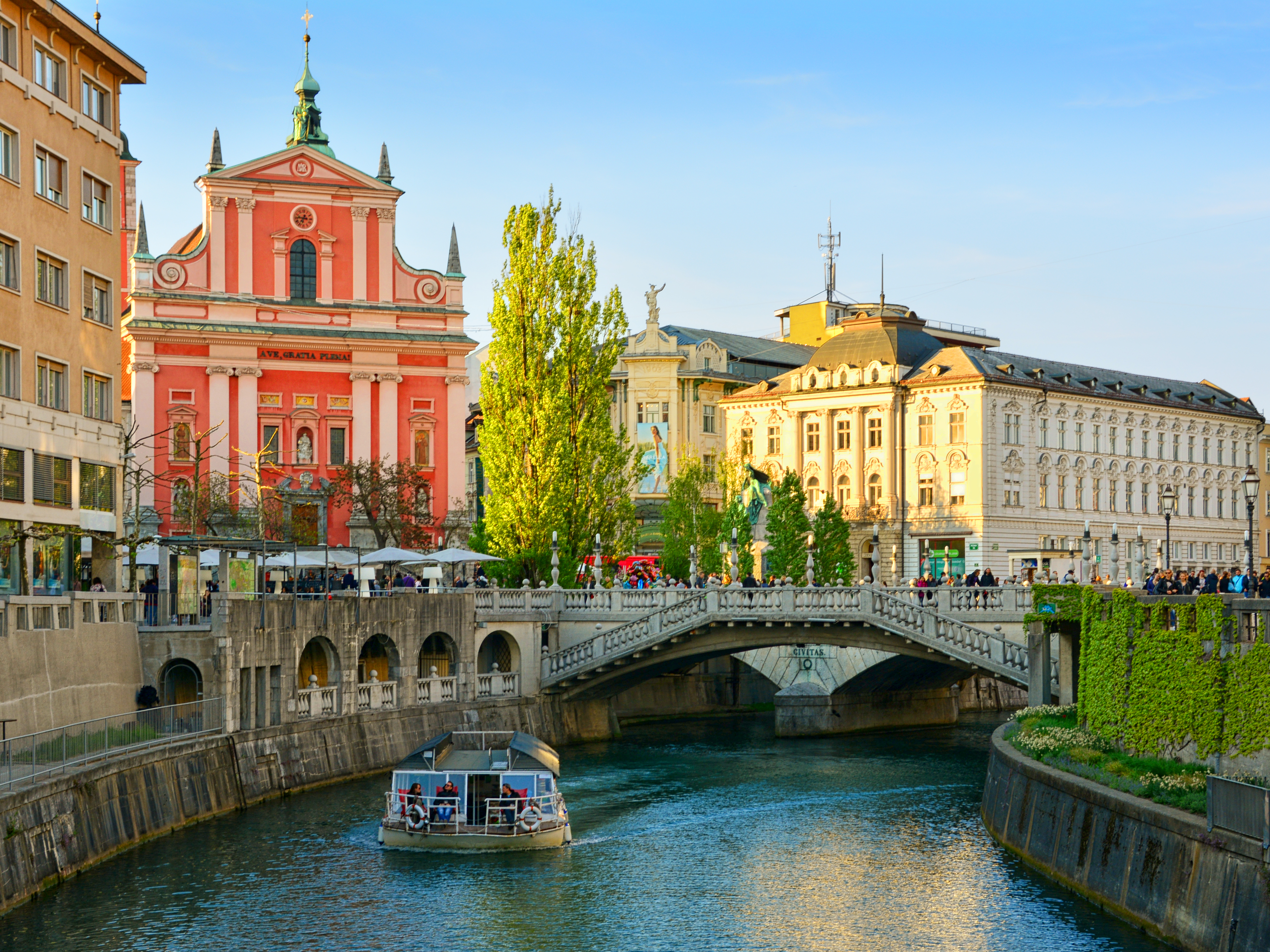 Ljubljana gamle bydel med imponerende barokarkitektur, den pink Franciscan kirke og historiske broer over Ljubljanica floden i Slovenien