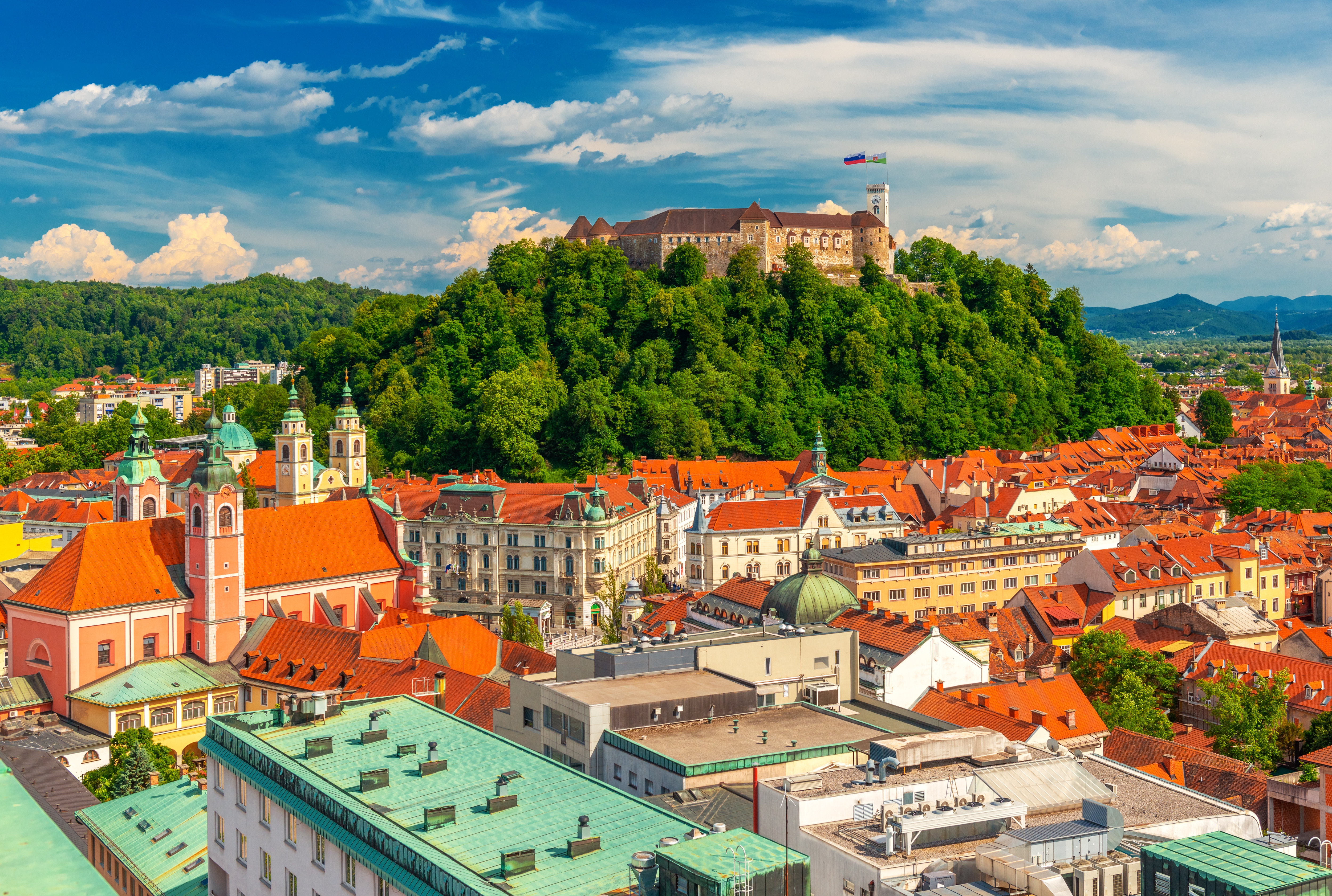 Luftperspektiv af Ljubljanas charmerende gamle bydel med røde tage og det historiske Ljubljana Slot