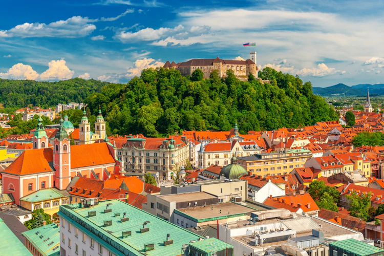Luftperspektiv af Ljubljanas charmerende gamle bydel med røde tage og det historiske Ljubljana Slot