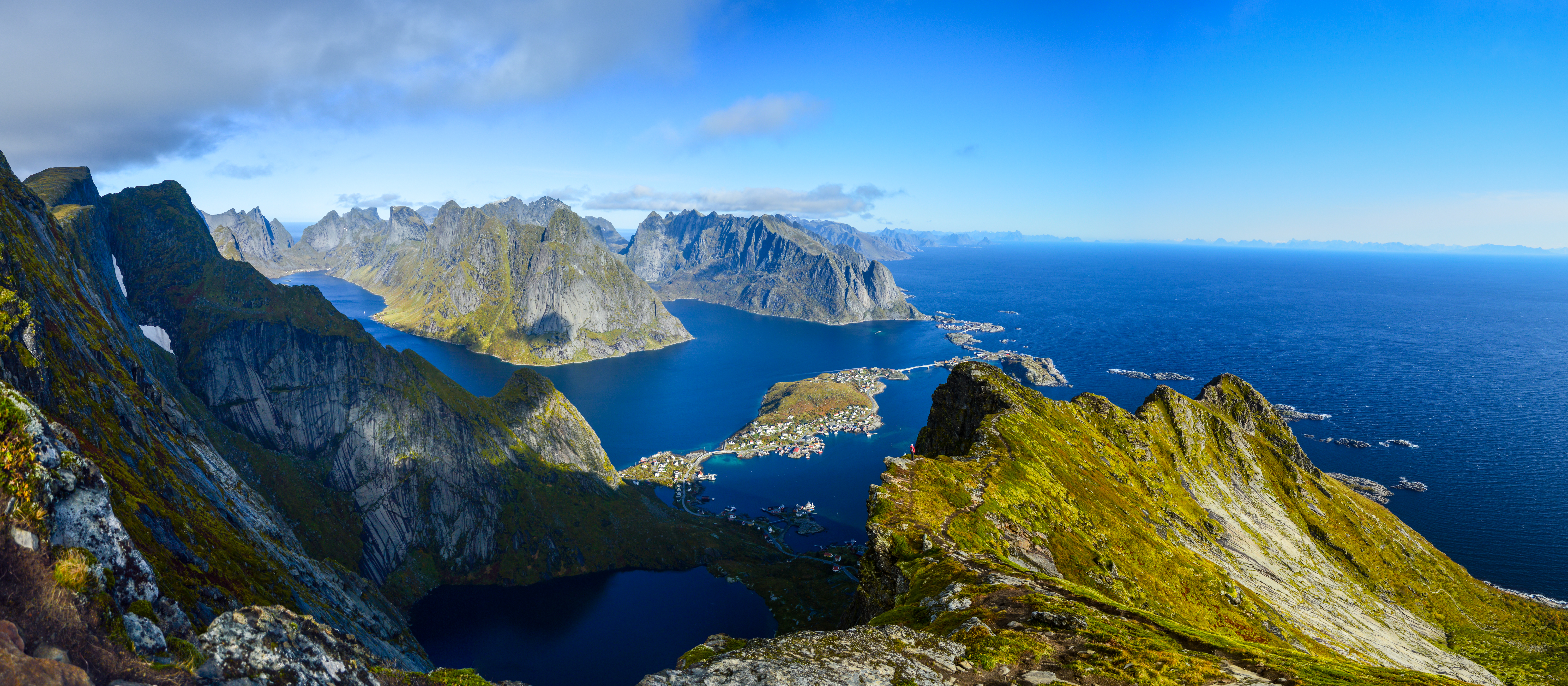 Betagende naturlandskab fra Lofoten øerne med grønne bjerge og dyb blå fjord