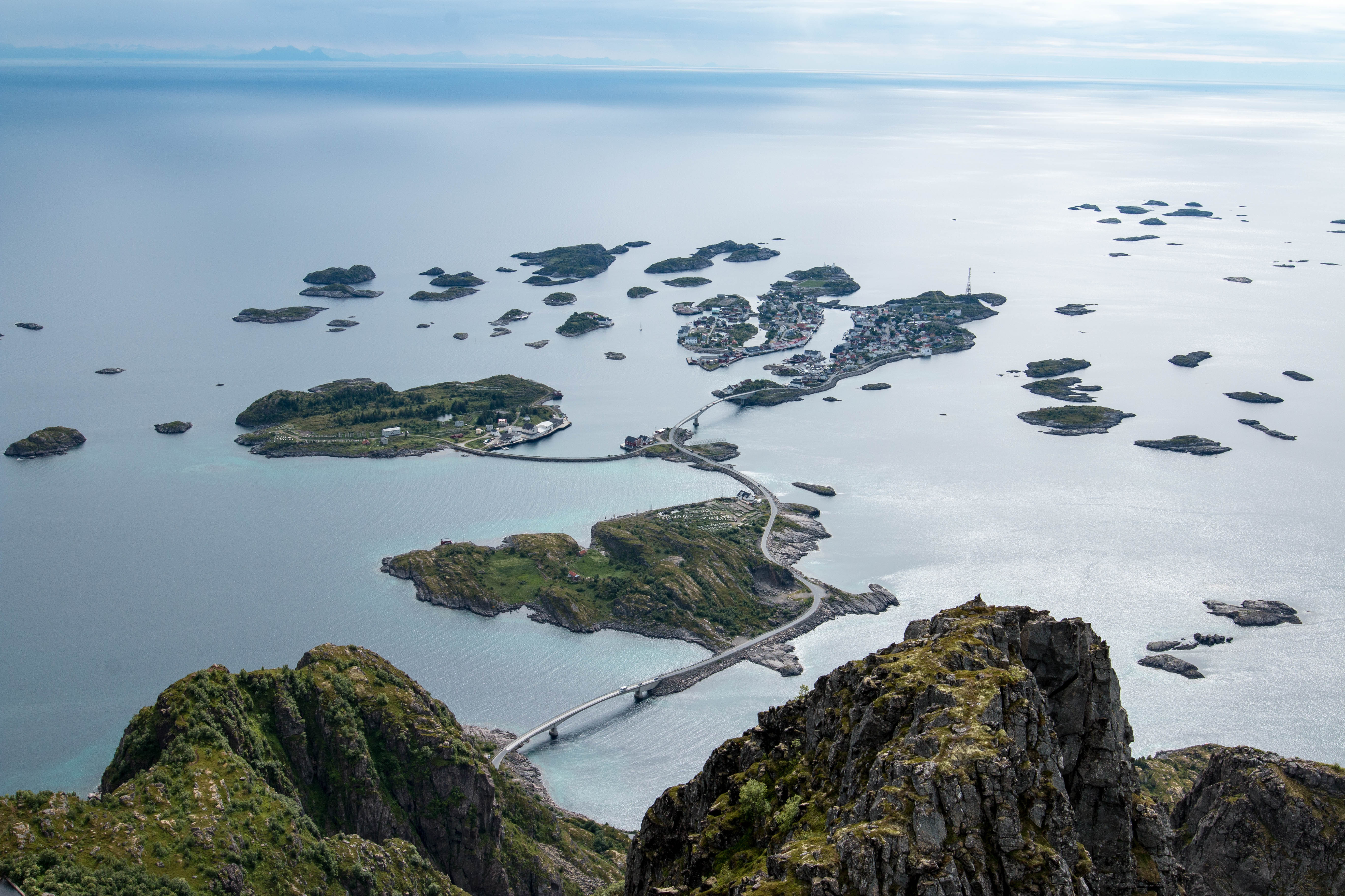 Spektakulær udsigt over Henningsvær fiskeby på Lofoten-øerne i Nordnorge omgivet af hav og småøer