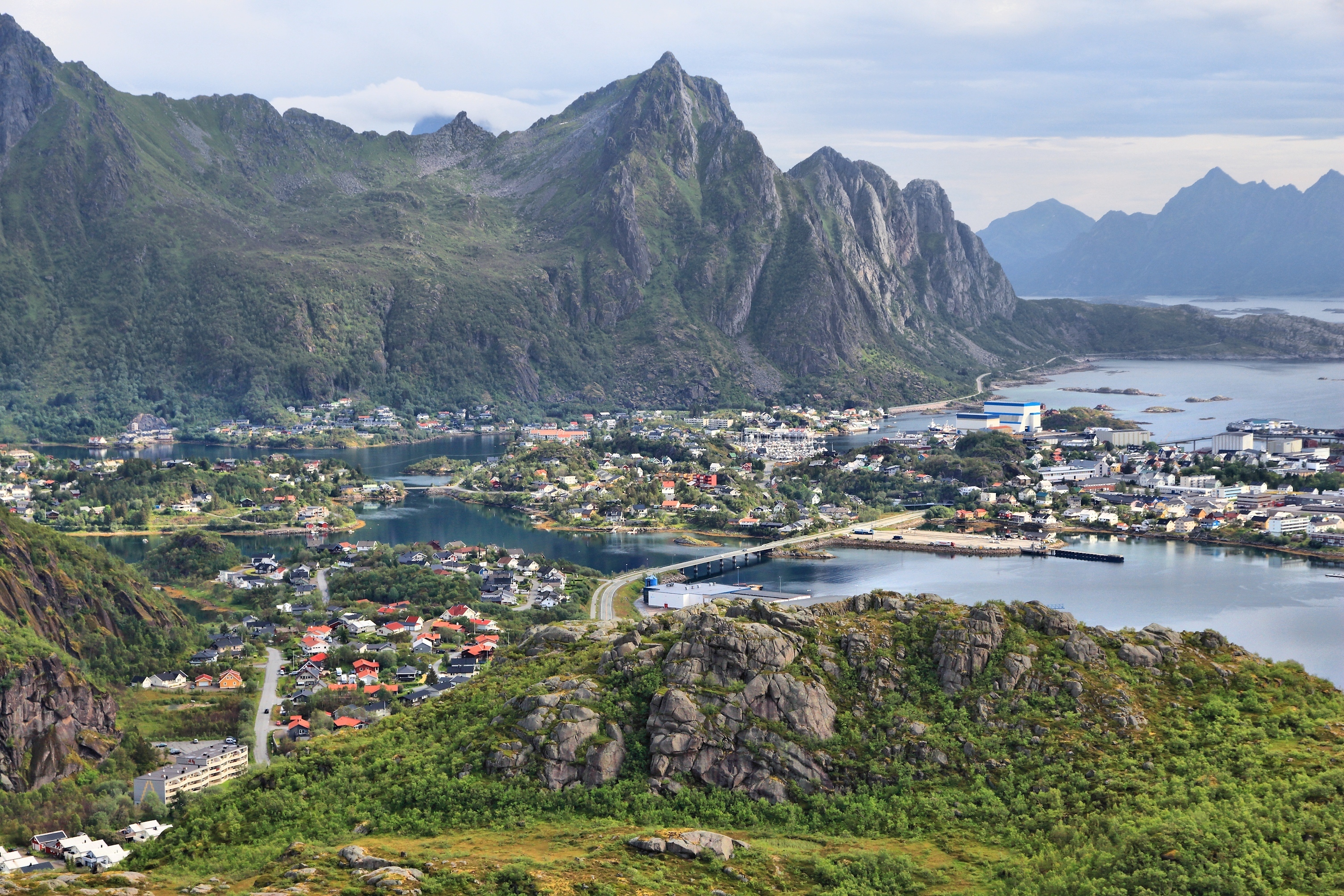 Smukt fugleperspektiv over Svolvær på Lofoten i Nordnorge med karakteristiske spidse bjerge og blidt fjordvand