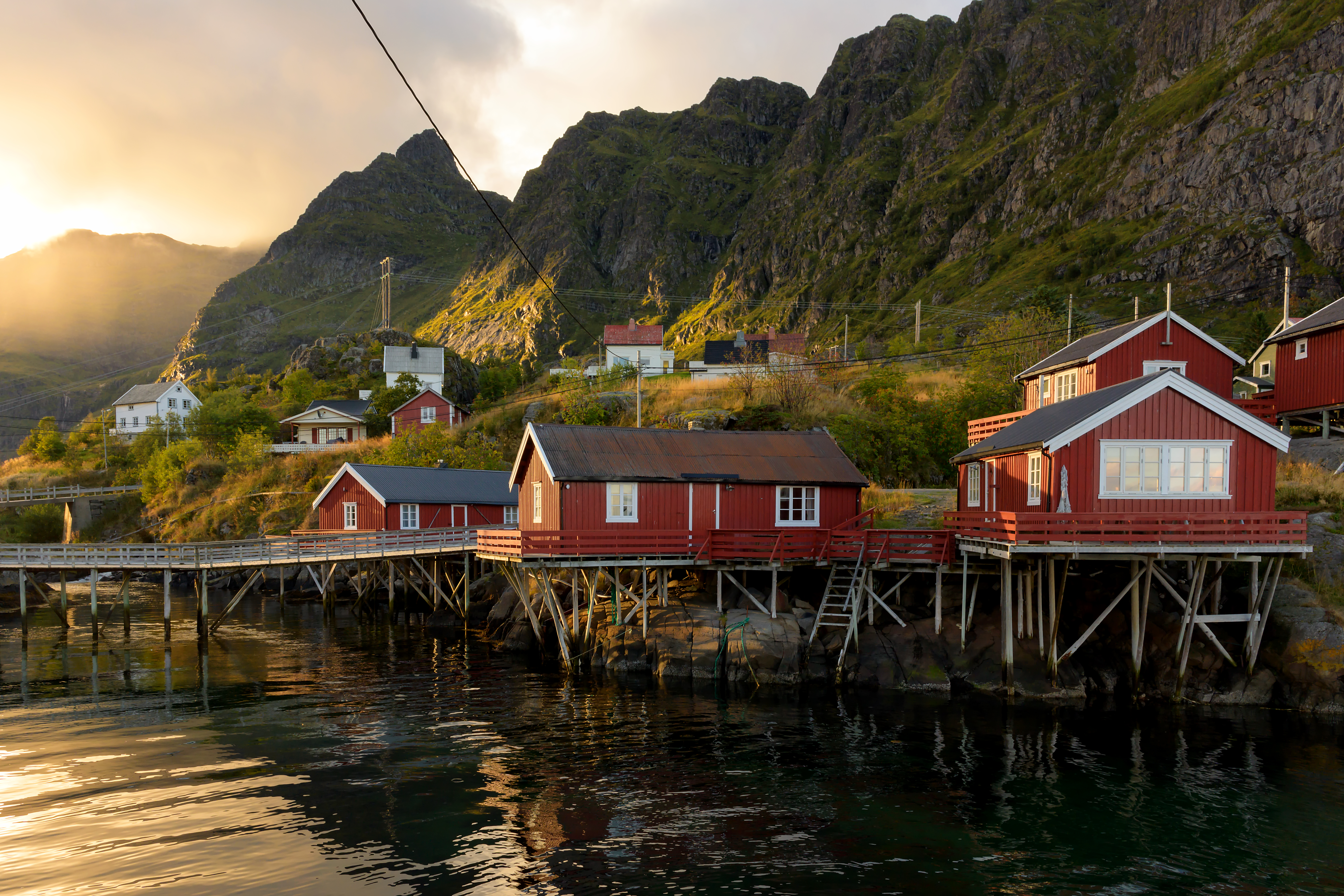 Traditionelle norske fiskehuse på stylter i Lofoten ved solnedgang