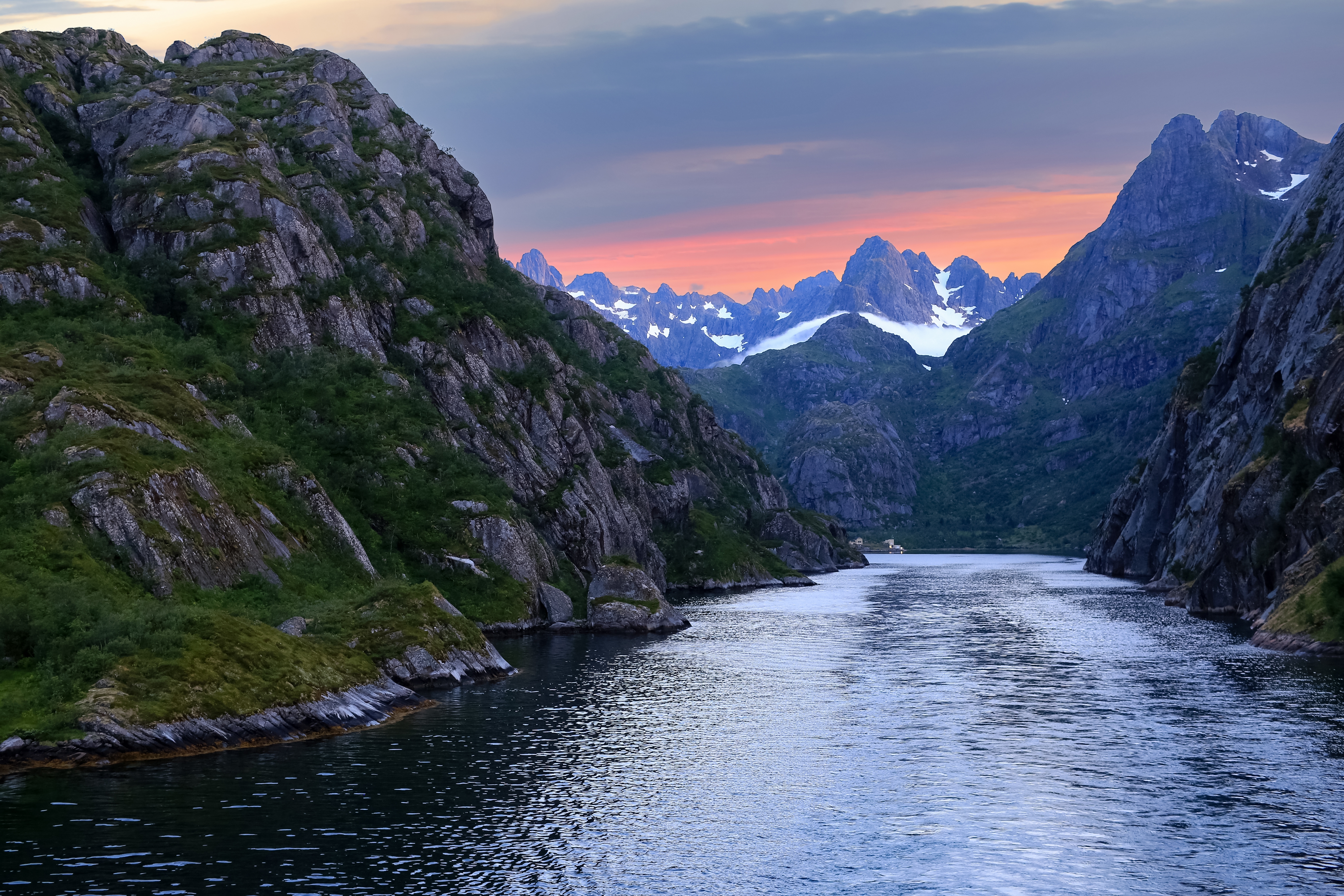 Dramatisk landskab i Trollfjorden med stejle klippevægge og krystalklart fjordvand i Norge