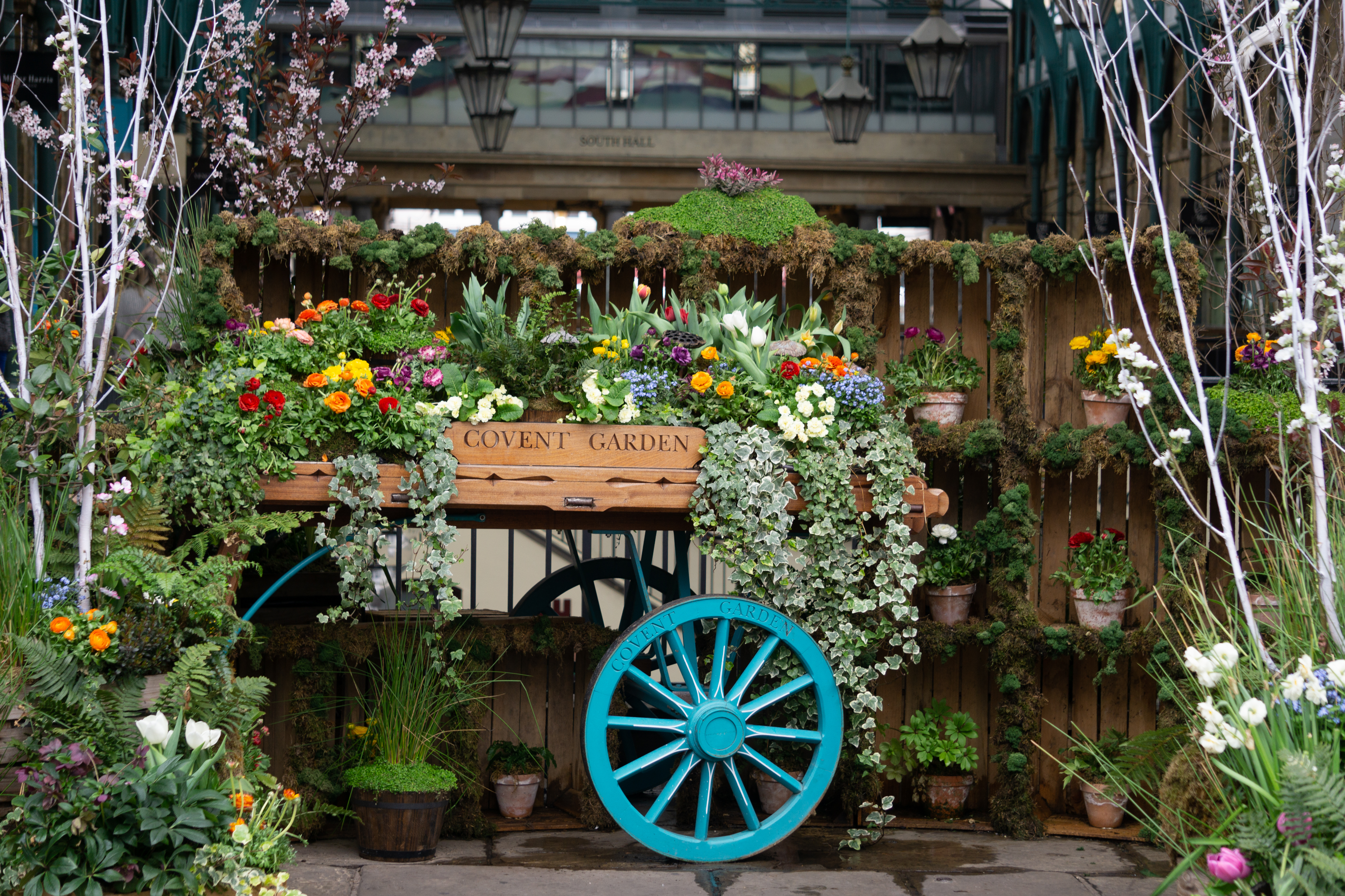 Charmerende blomstermarked med vintage vogn på Covent Garden London om foråret