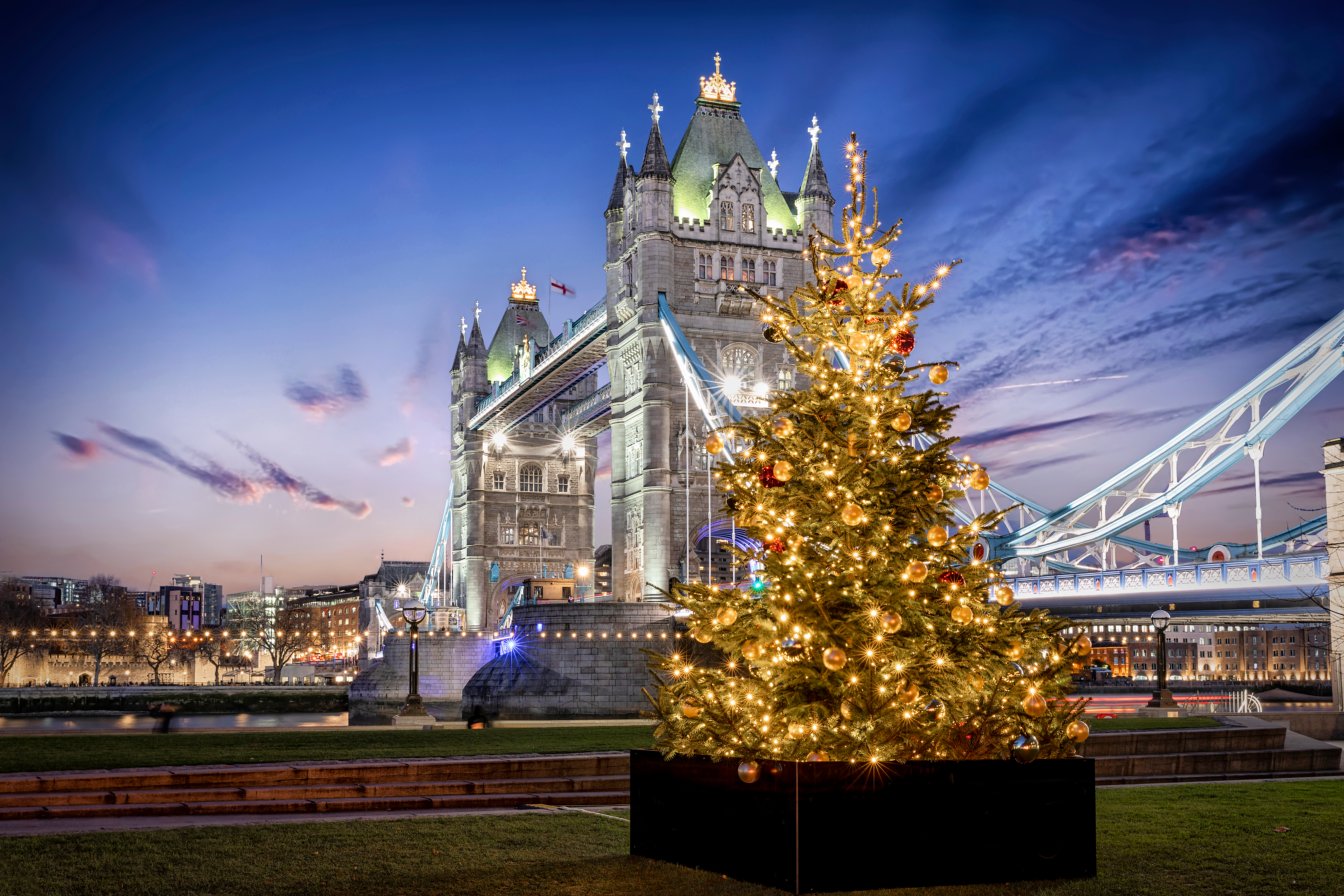 London jul ved Tower Bridge med dekoreret juletræ og smukke lys i vintermørket