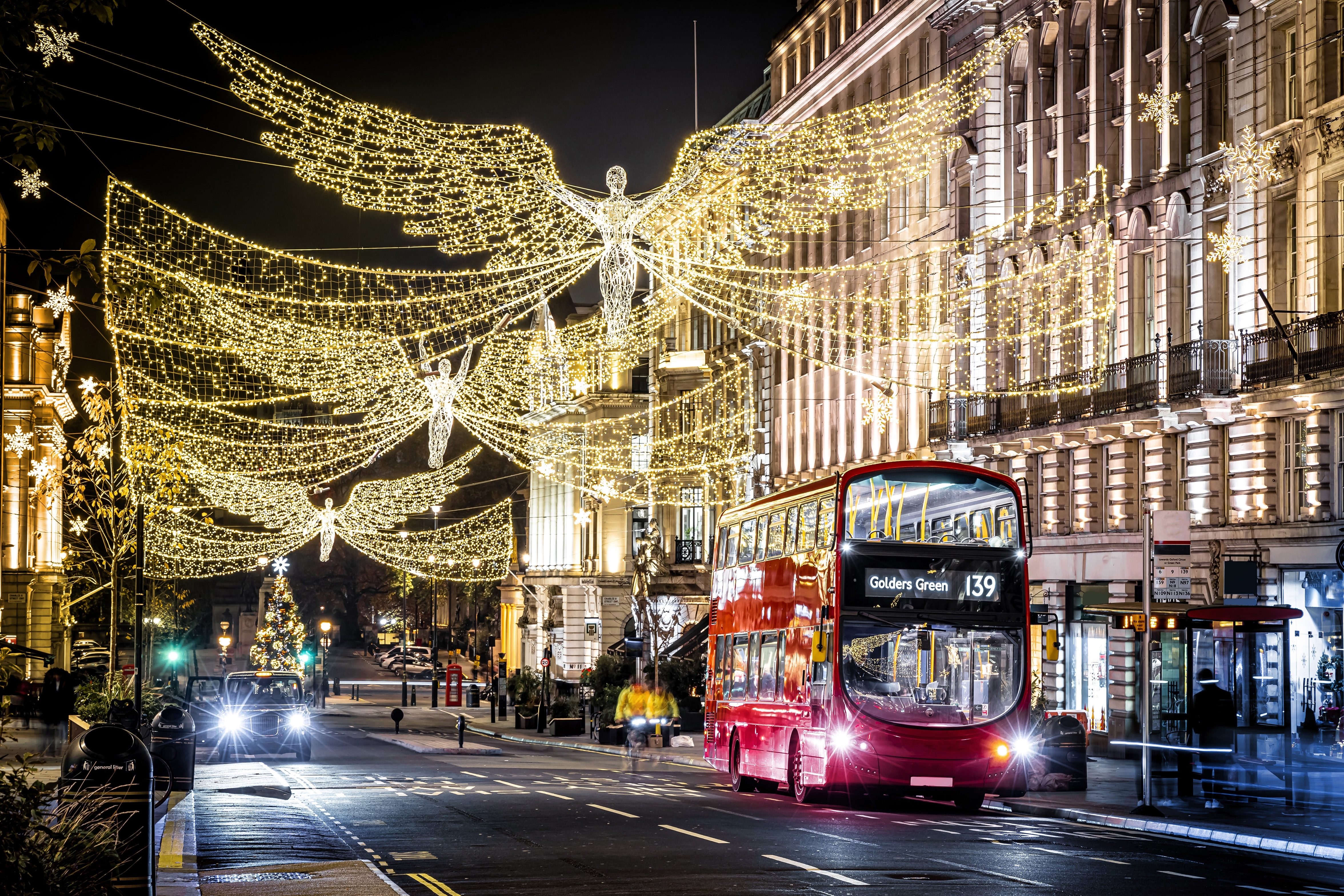 Julebelysning med guldfarvet engle på Regent Street nær Piccadilly Circus i London om natten