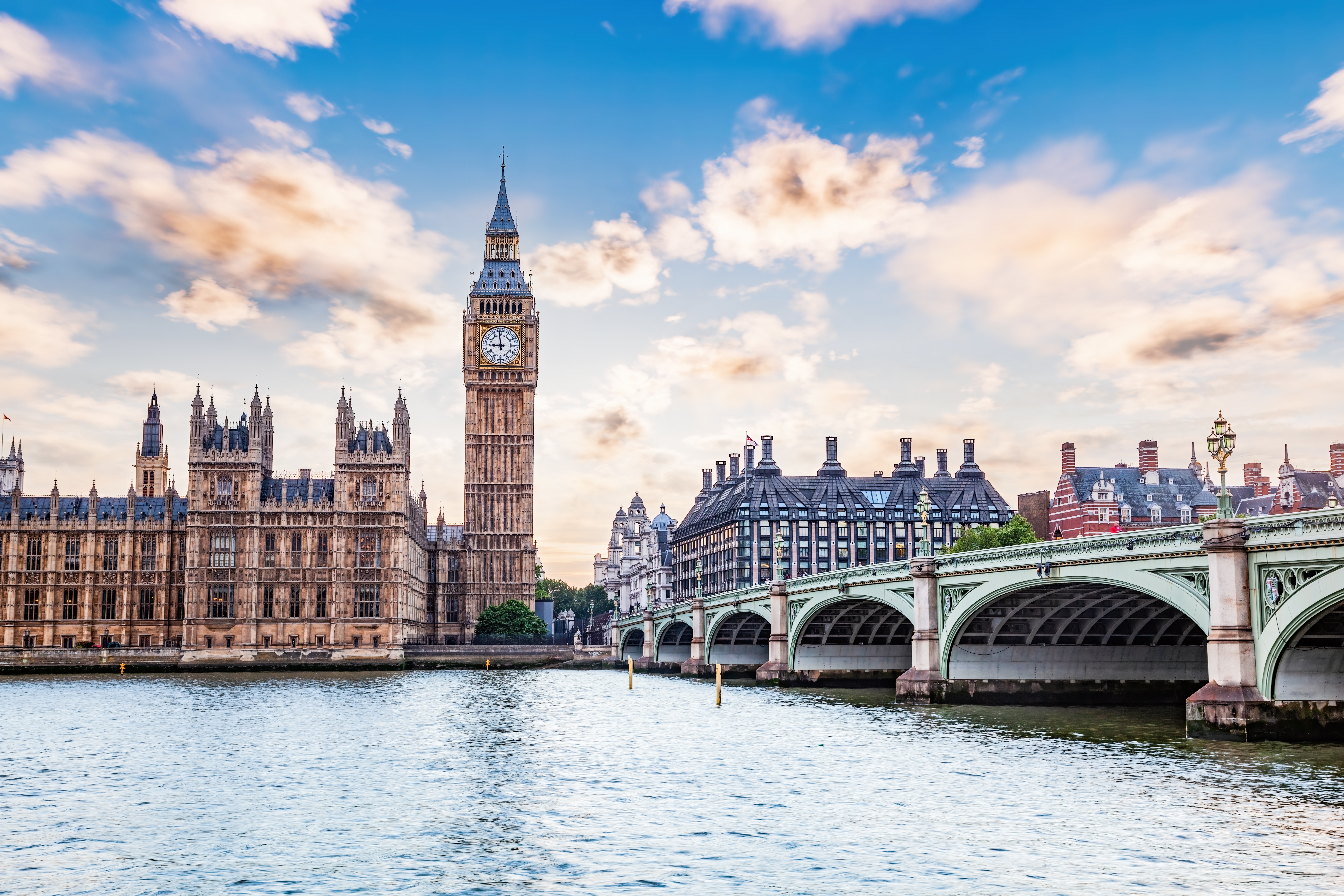 Imponerende aftenstemning ved Big Ben og Westminster-broen over Themsen i hjertet af London