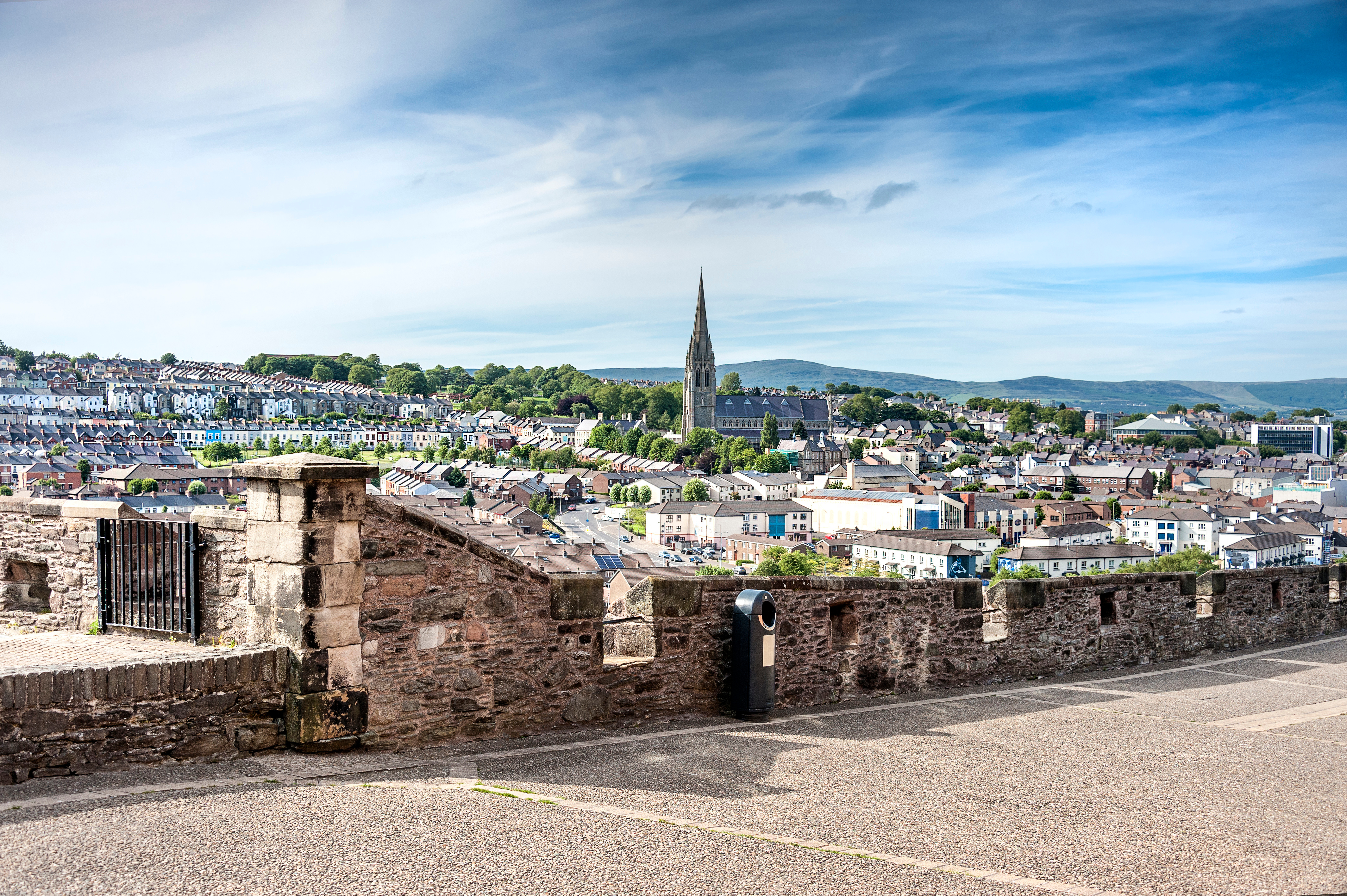 Historisk bymur i Londonderry med udsigt over byens skyline og St. Eugene's Cathedral i Nordirland