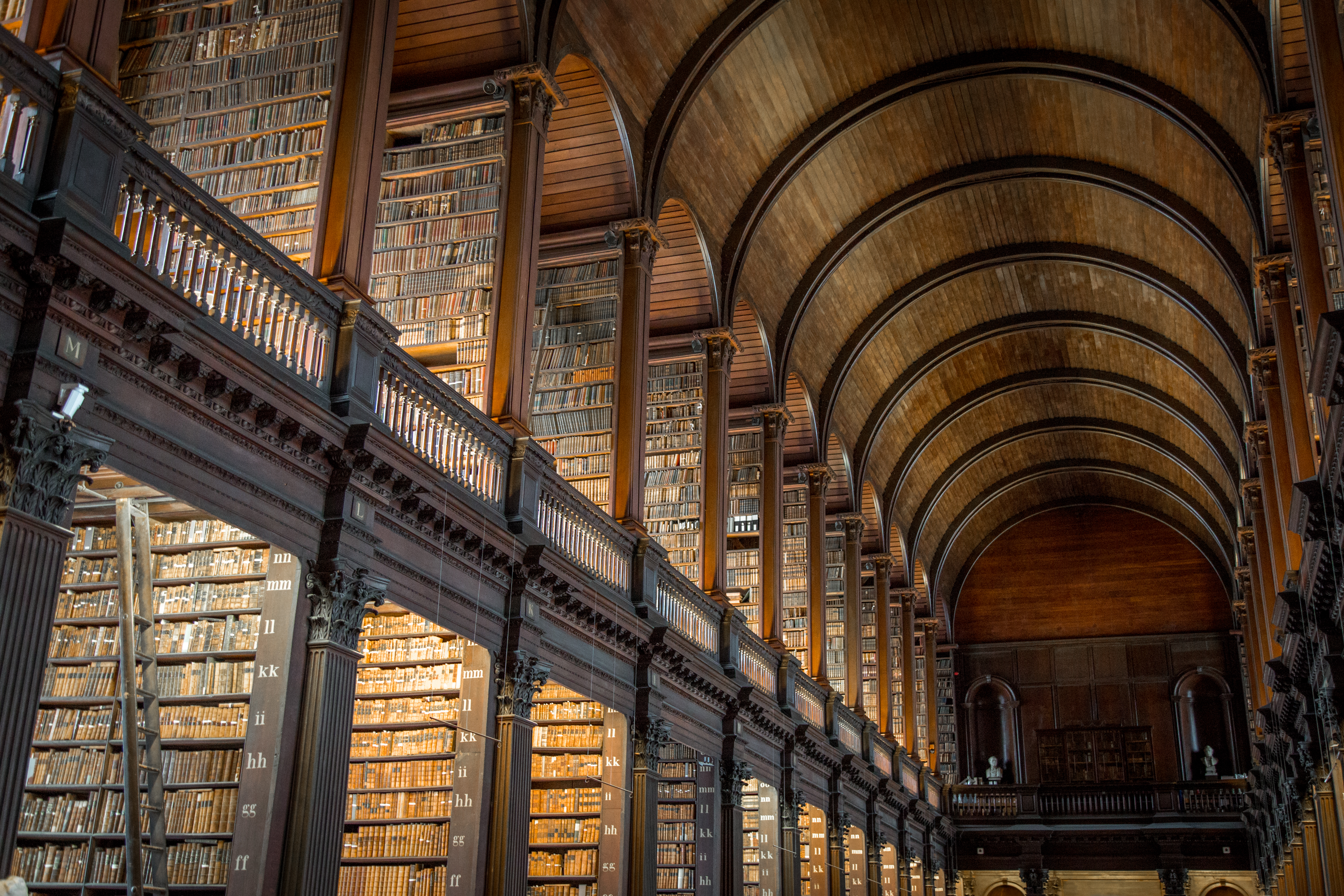 Long Room på Trinity College Dublin med tusindvis af gamle bøger og klassiske marmorbuster
