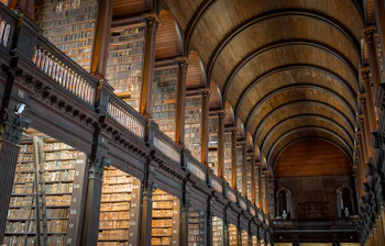Long Room på Trinity College Dublin med tusindvis af gamle bøger og klassiske marmorbuster
