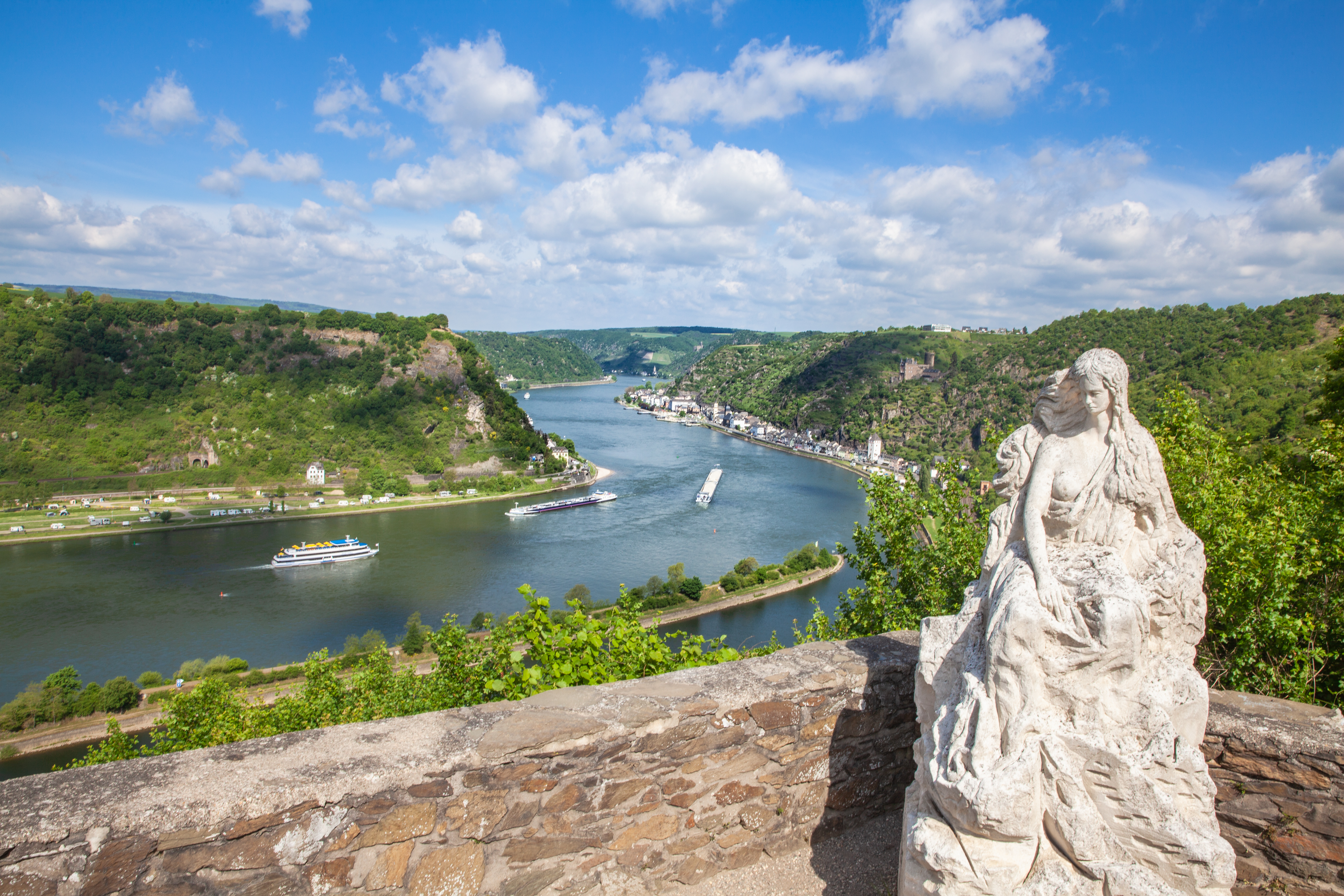 Det berømte Loreley monument med betagende udsigt over den rhinlandske dal og Sankt Goarshausen i det centrale Tyskland