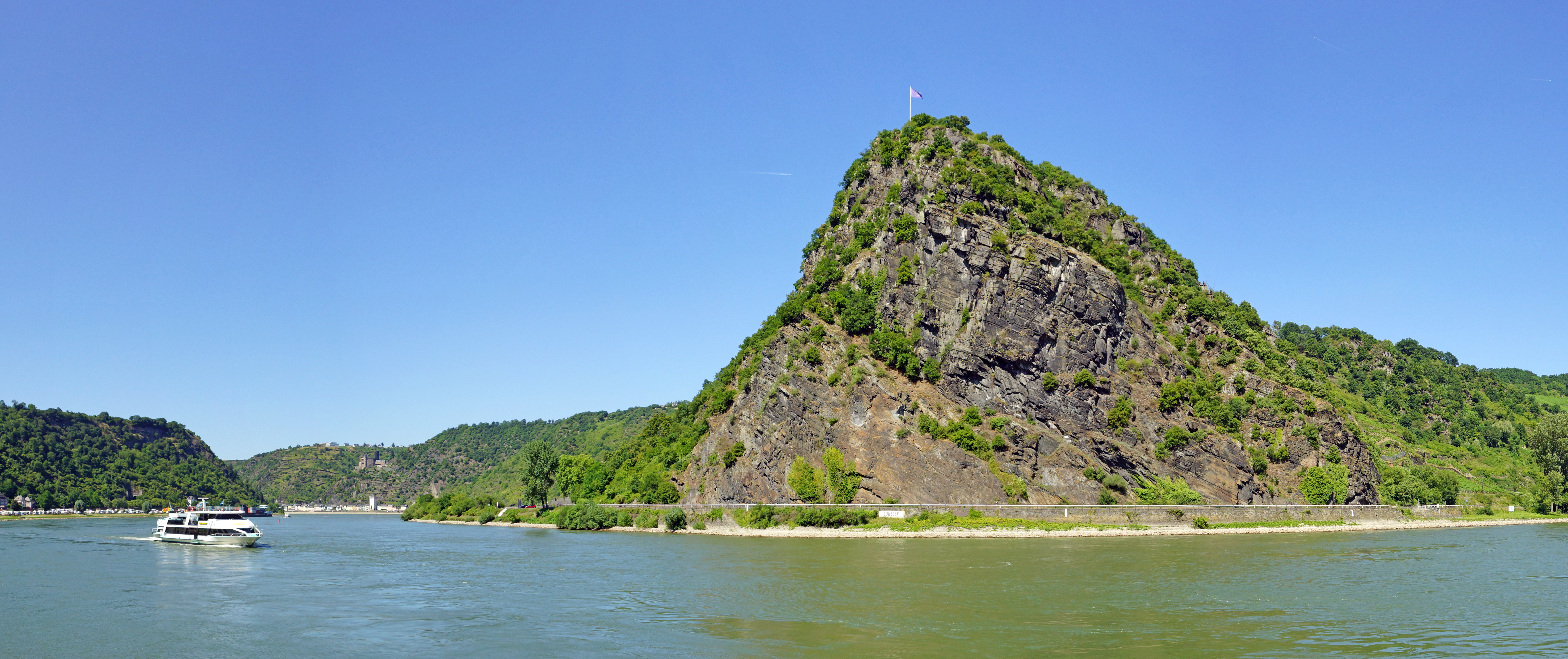 Den legendariske Loreley-klippe ved Rhinen i Tyskland med en turistbåd - perfekt udsigt fra et flodkrydstogt i den smukke Rhinland-Pfalz region