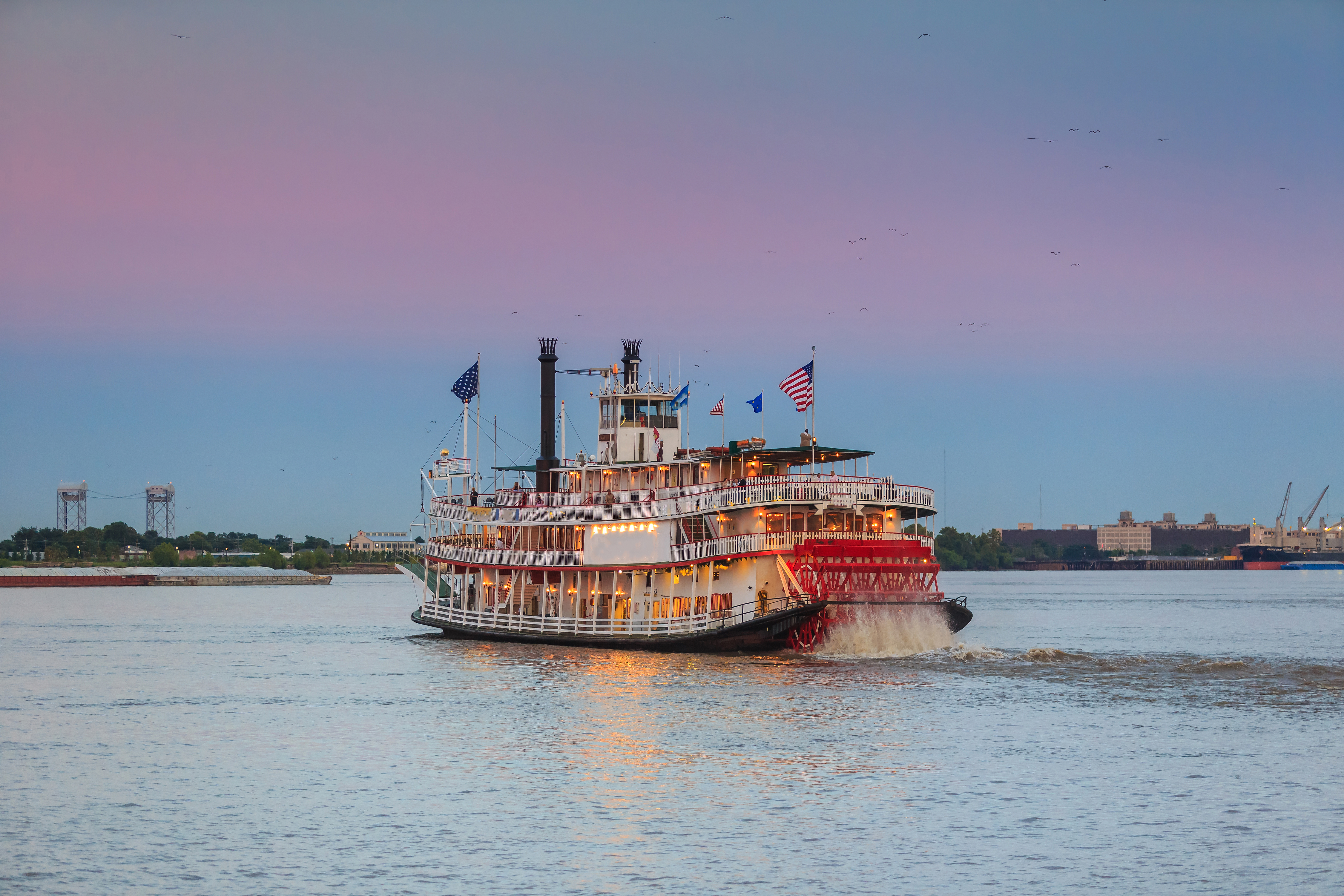 Autentisk dampskib cruise på Mississippi floden i Louisiana ved solnedgang