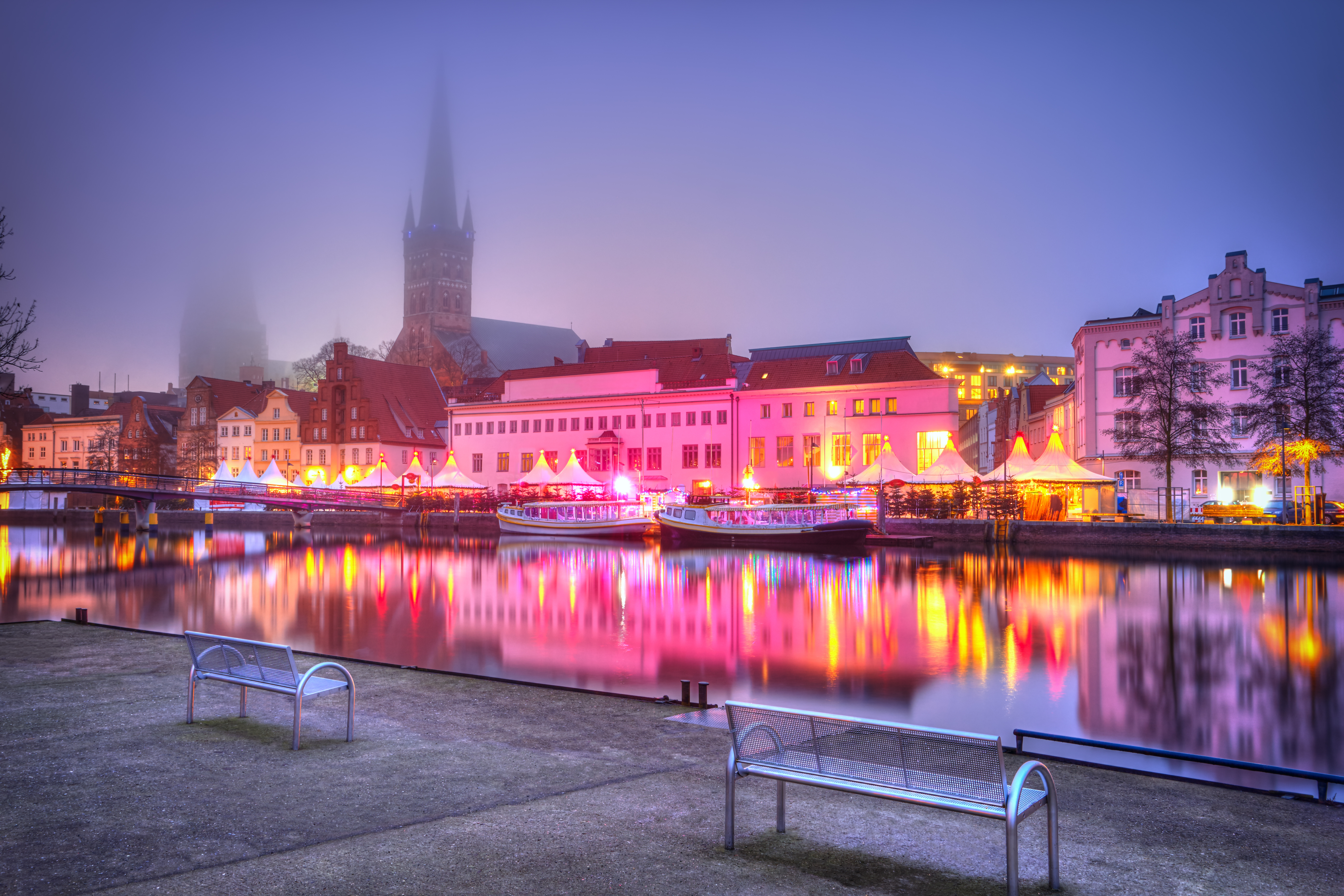 Lubeck domkirke og gamle bydel med smukke reflektioner i havnen om aftenen