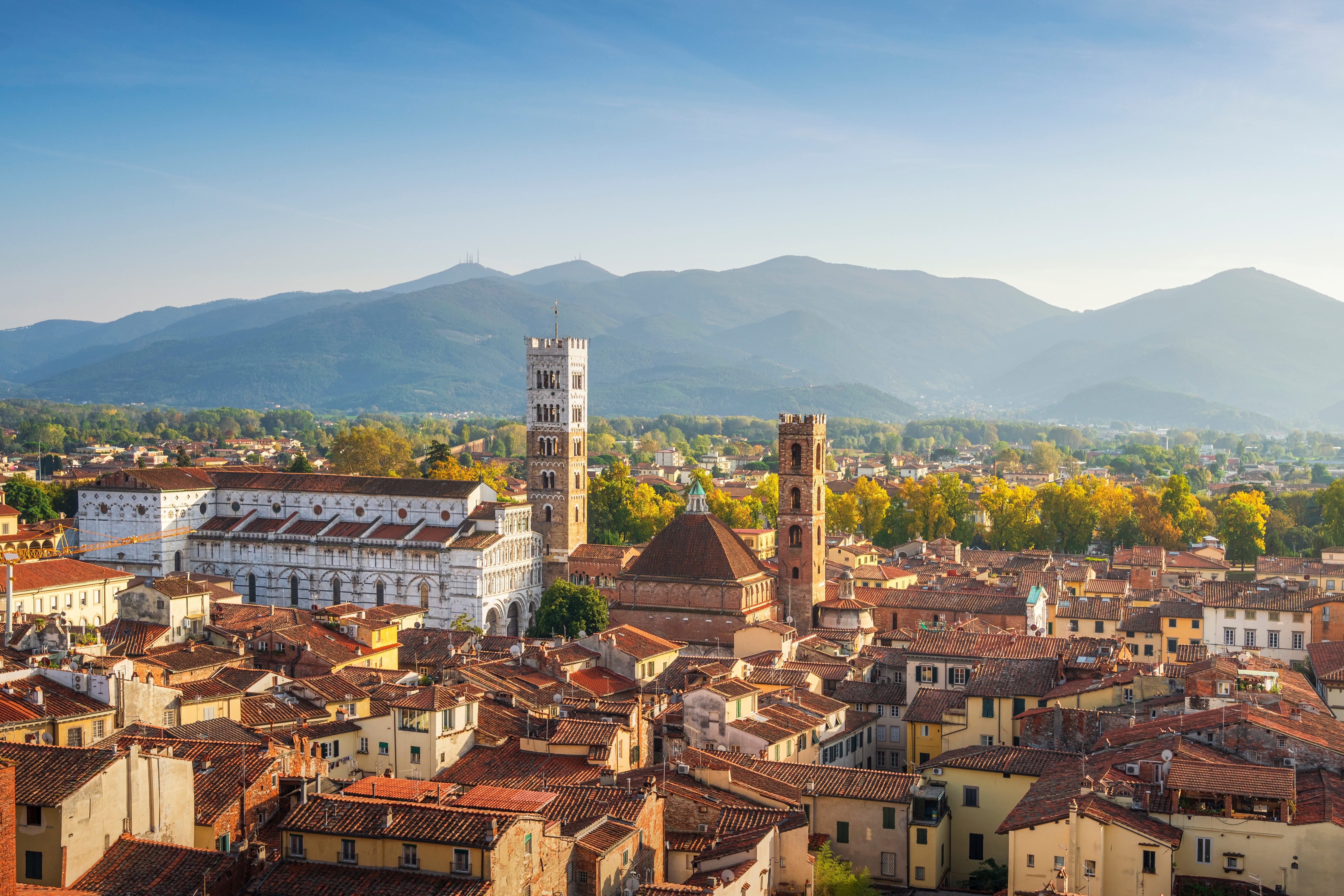 Smukt panoramabillede af Lucca med den berømte San Michele in Foro-katedral og middelalderlig arkitektur i Toscana, Italien