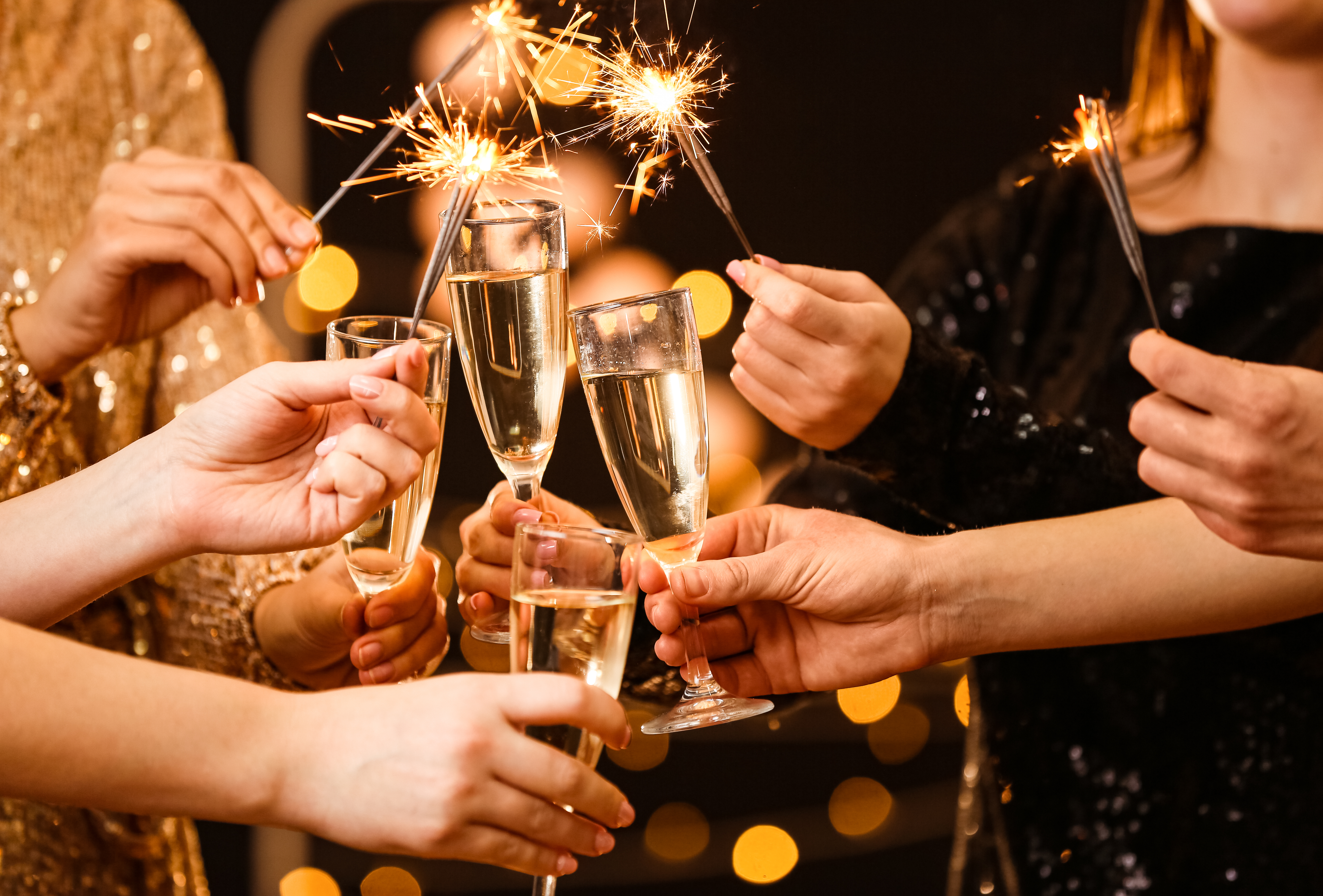 Luksus nytårsfest med champagne skål og stjernekastere blandt venner