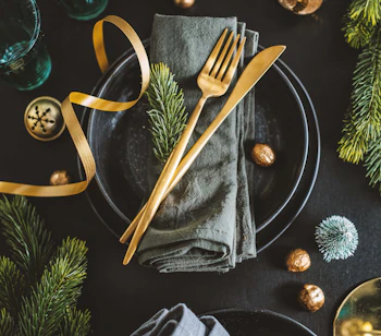 Luksuriøs julefrokost med guldbestik og granpynt til julerejse