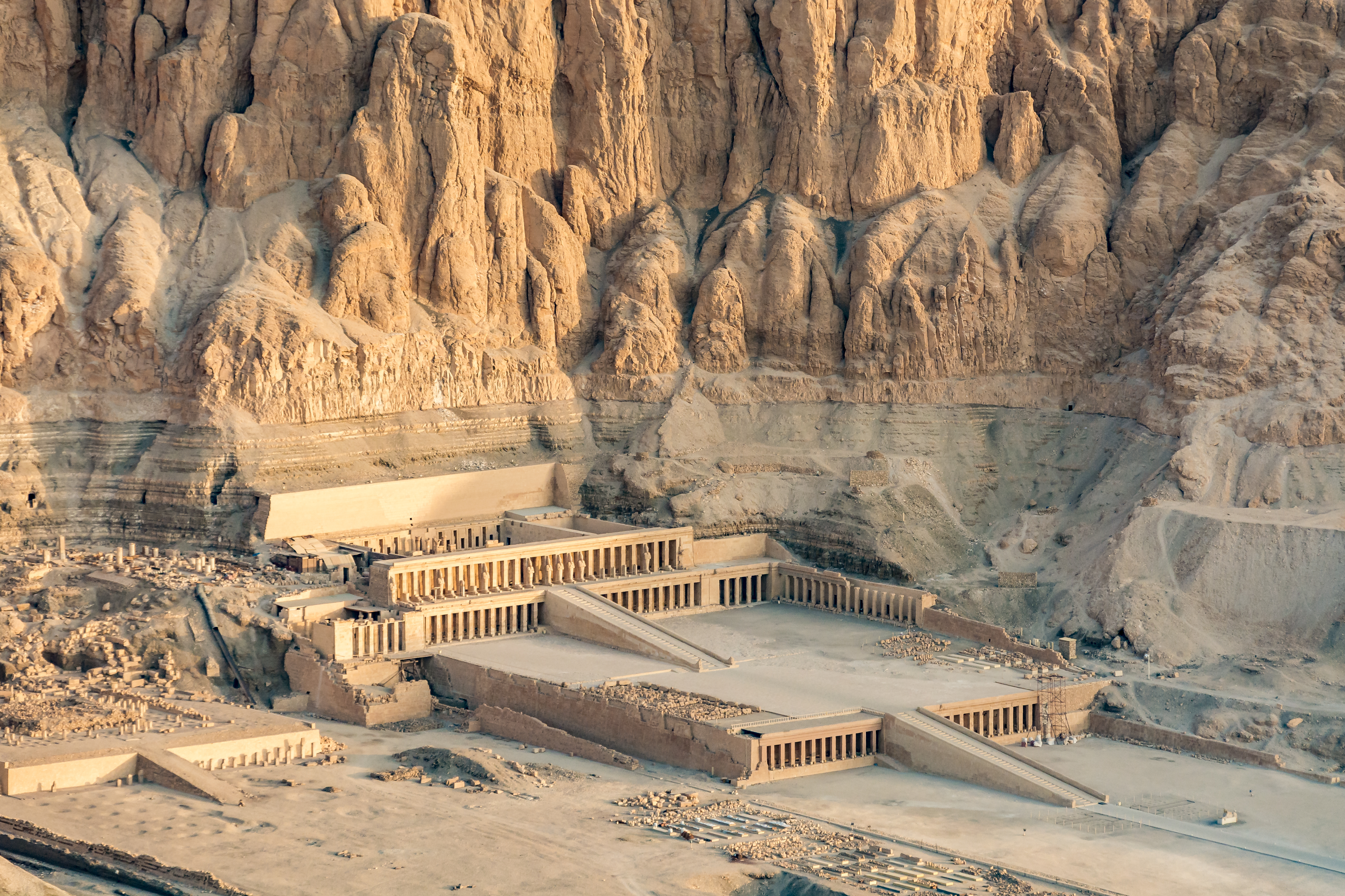 Fantastisk luftfoto af det historiske Hatshepsut-tempel ved Deir el-Bahari tæt på Luxor og Nilen i Egypten