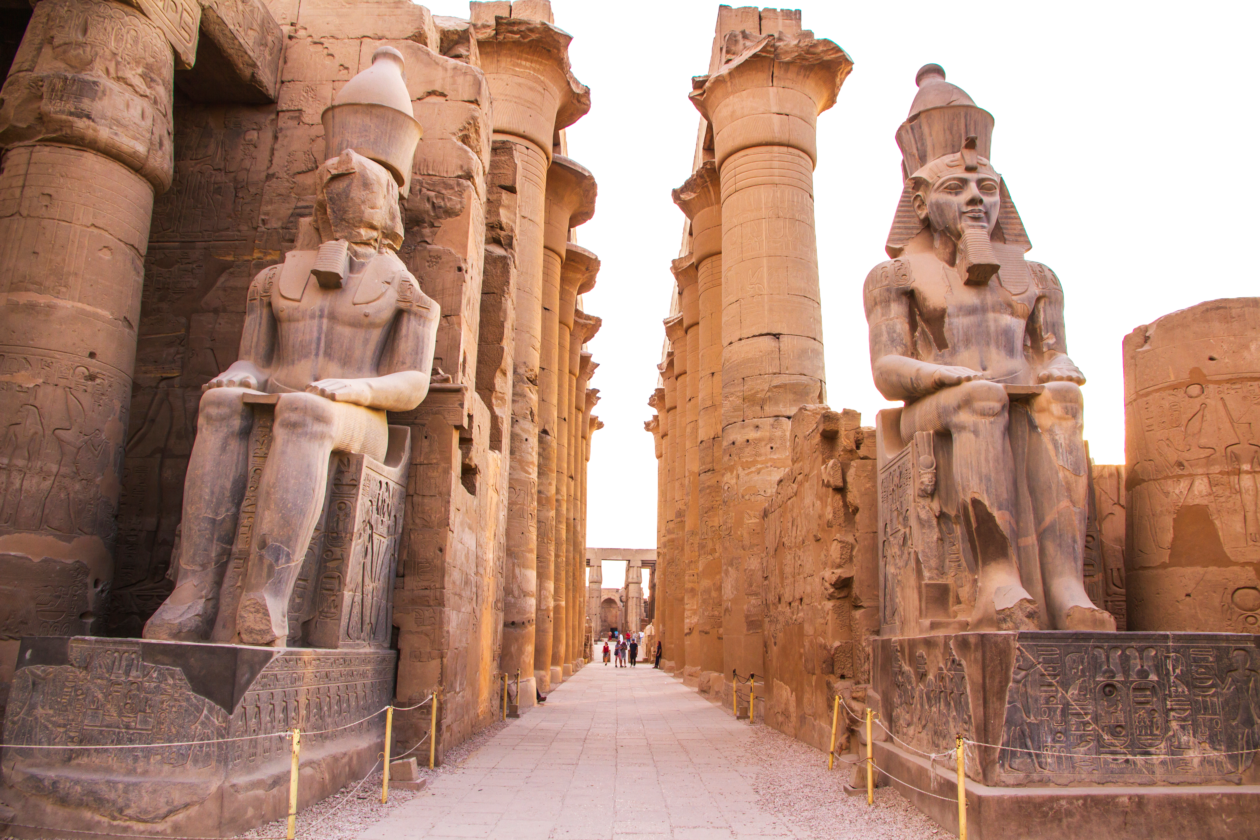 Antikke kolossalstatuer af Ramesses II ved indgangen til det beromte Luxor Tempel ved Nilen i Aegypten