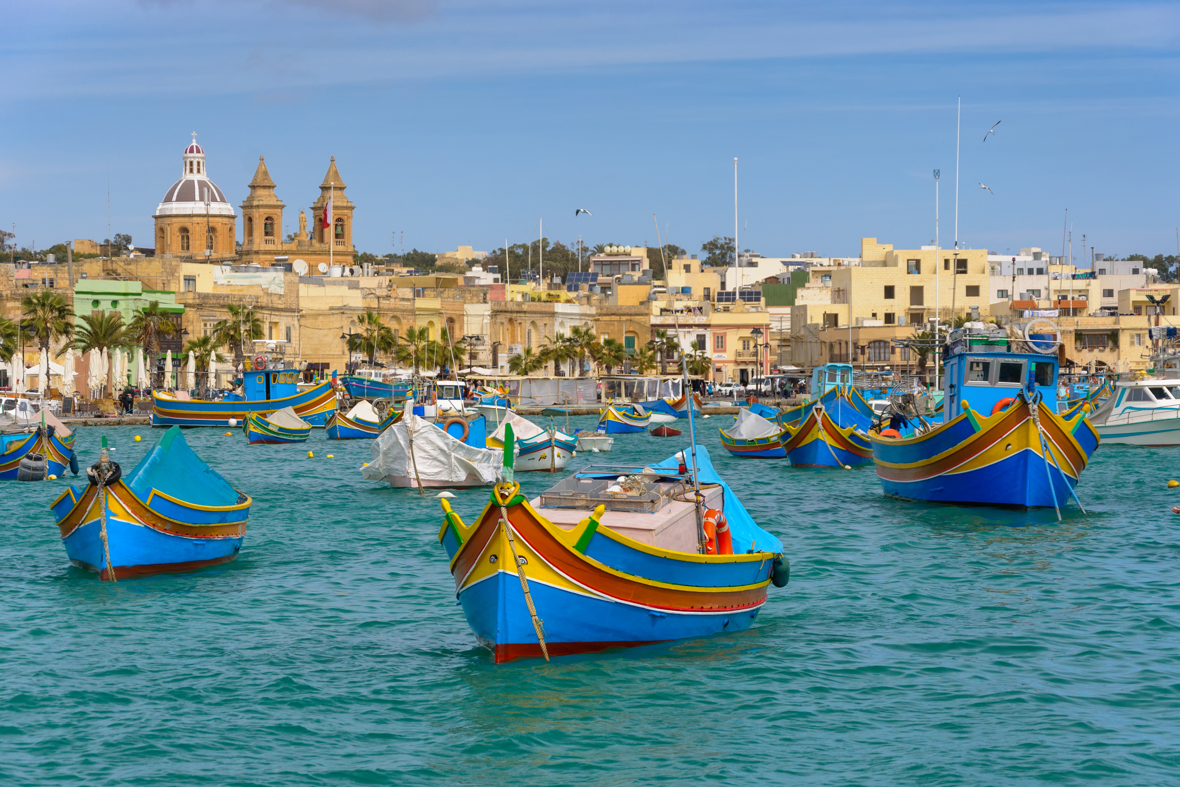 Maltesiske luzzu både med beskyttende øjne i Marsaxlokk